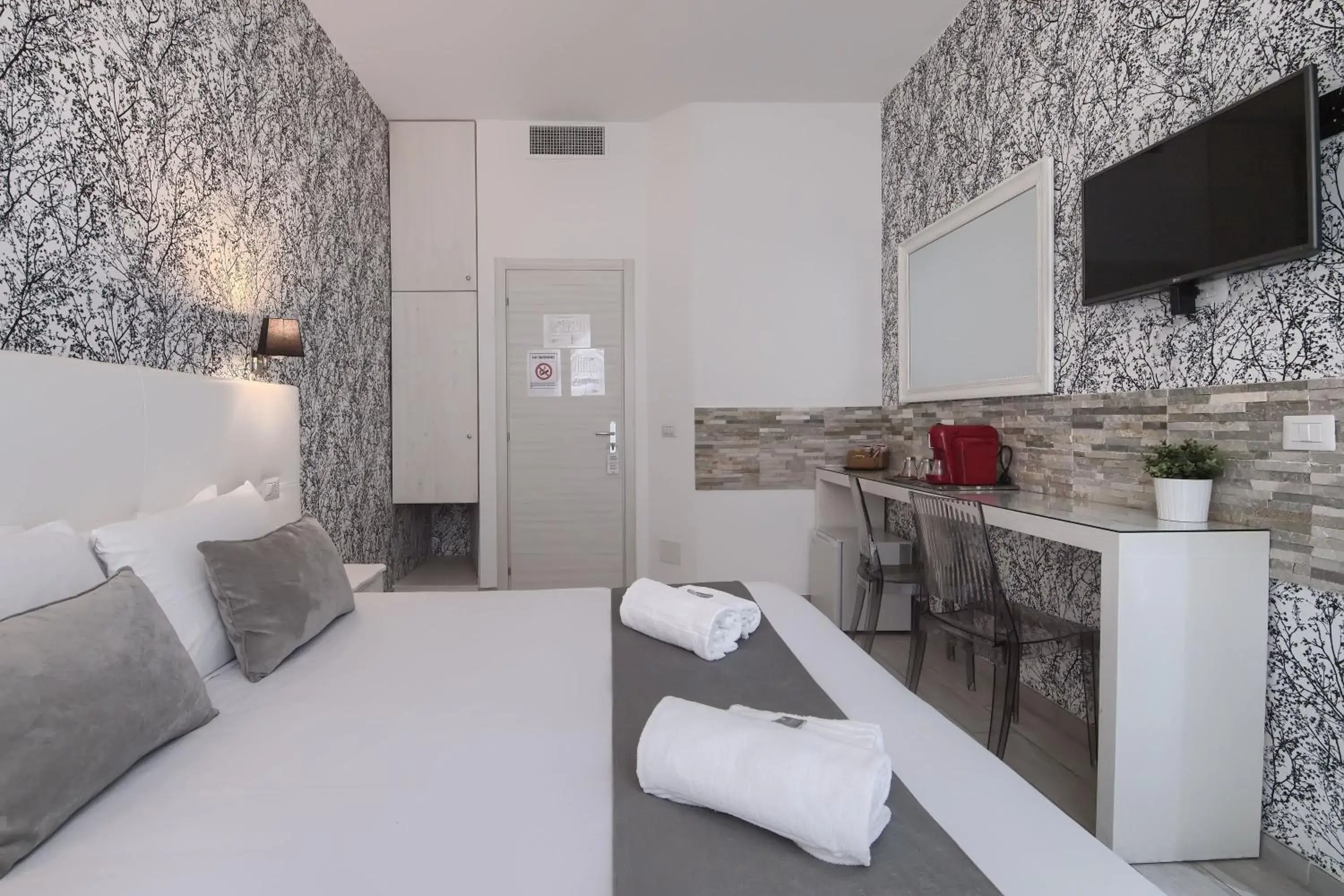 Photo of the whole room, Bed in Vatican Tourist Inn Photo of the whole room, Bed in Vatican Tourist Inn