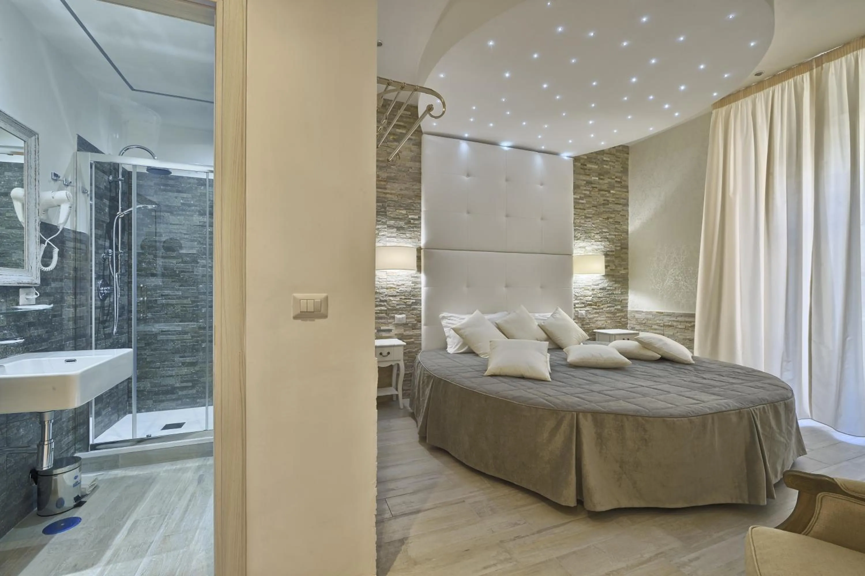 Bathroom, Bed in Vatican Tourist Inn