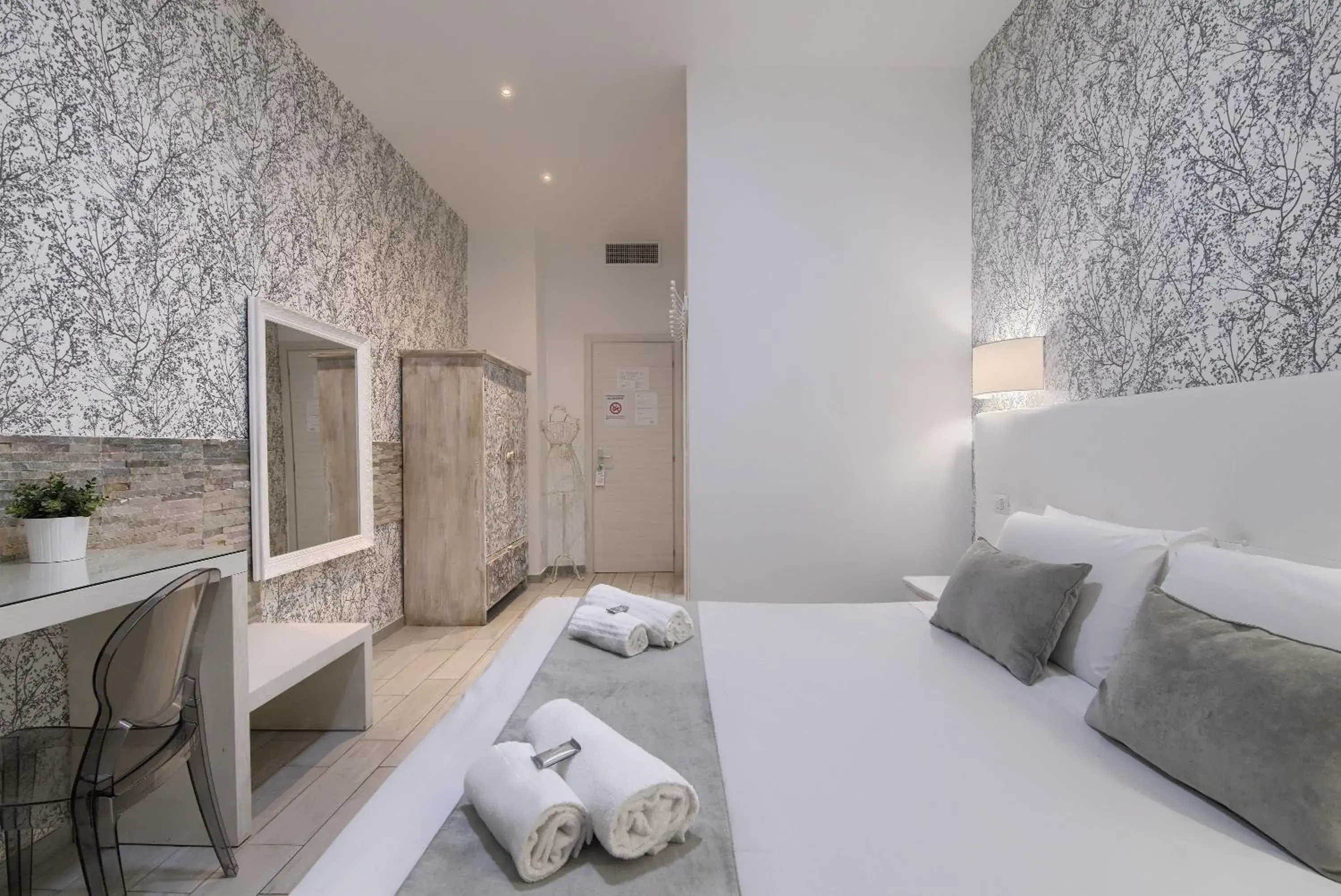 Photo of the whole room, Bed in Vatican Tourist Inn Photo of the whole room, Bed in Vatican Tourist Inn