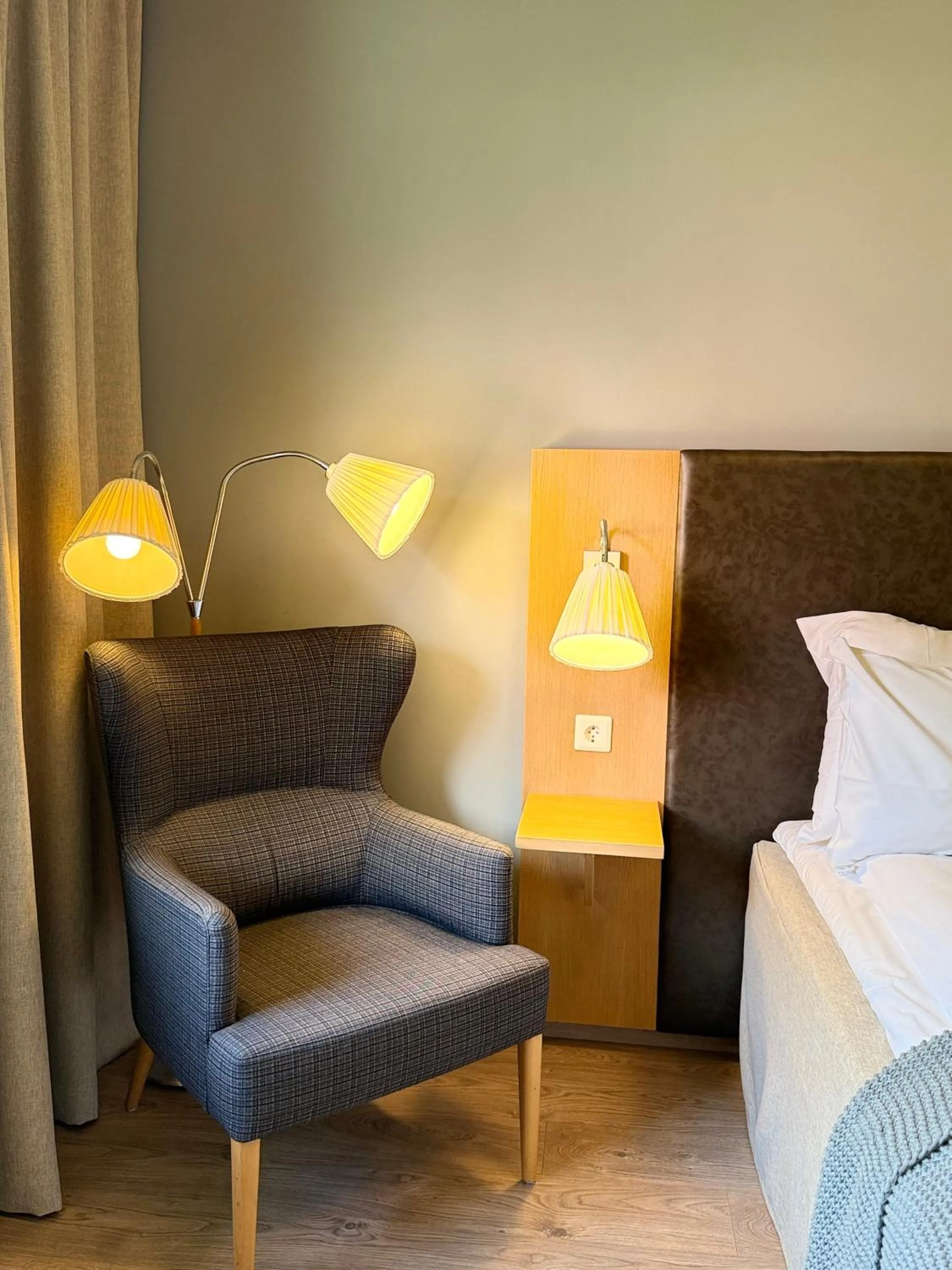 Seating area, Bed in Granavolden Hotel & Gjæstgiveri