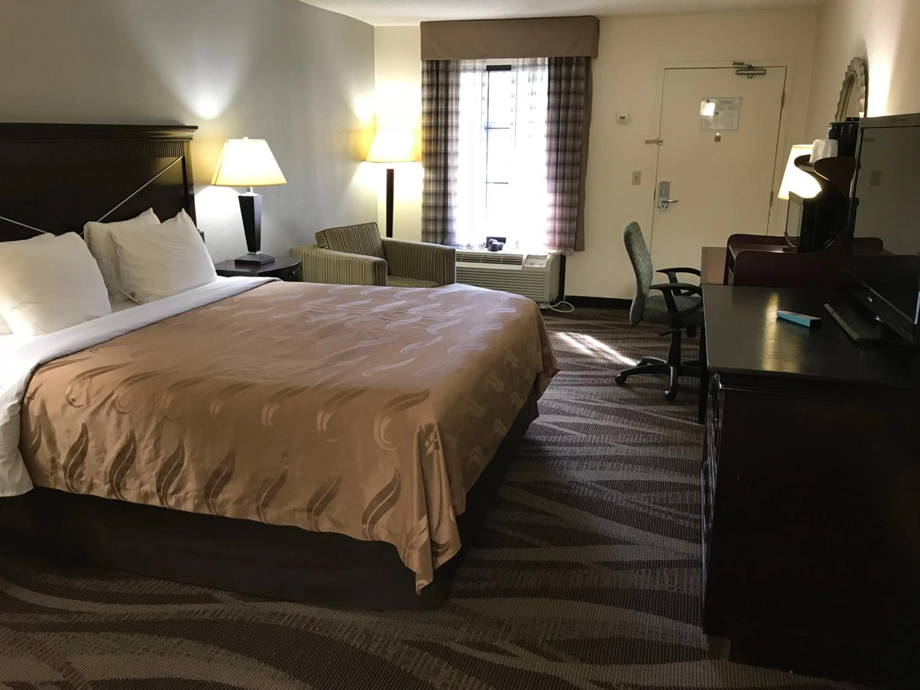Photo of the whole room, Bed in Quality Inn