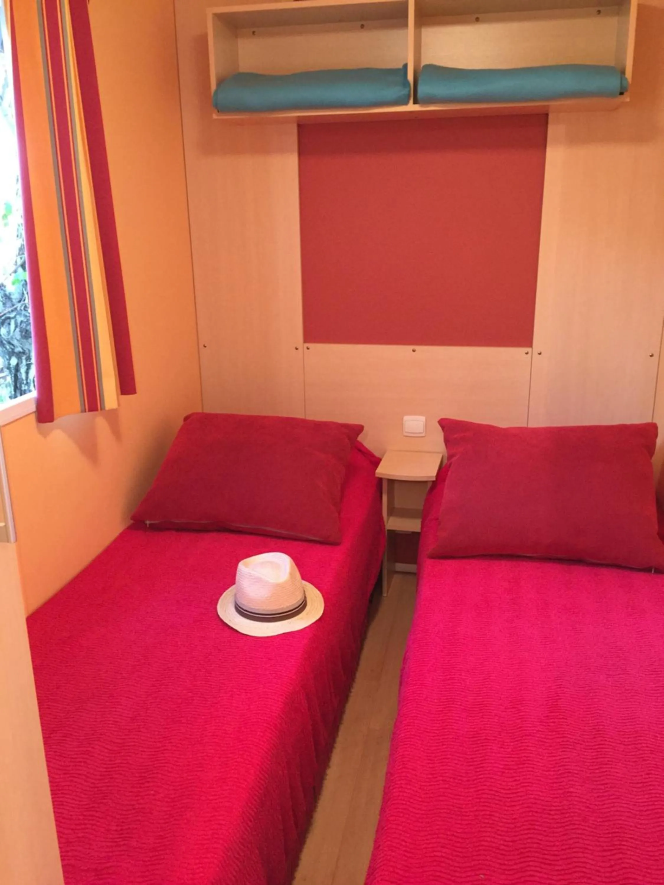 Photo of the whole room, Bed in Camping les Orangers