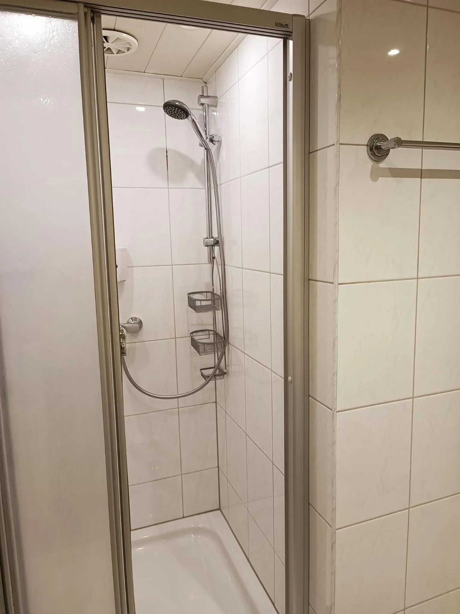 Shower in Cityhotel Junger Fuchs