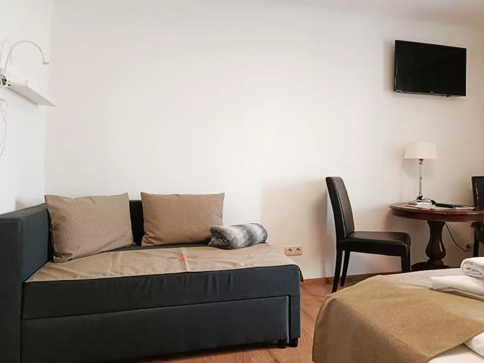 Seating area, Bed in Cityhotel Junger Fuchs