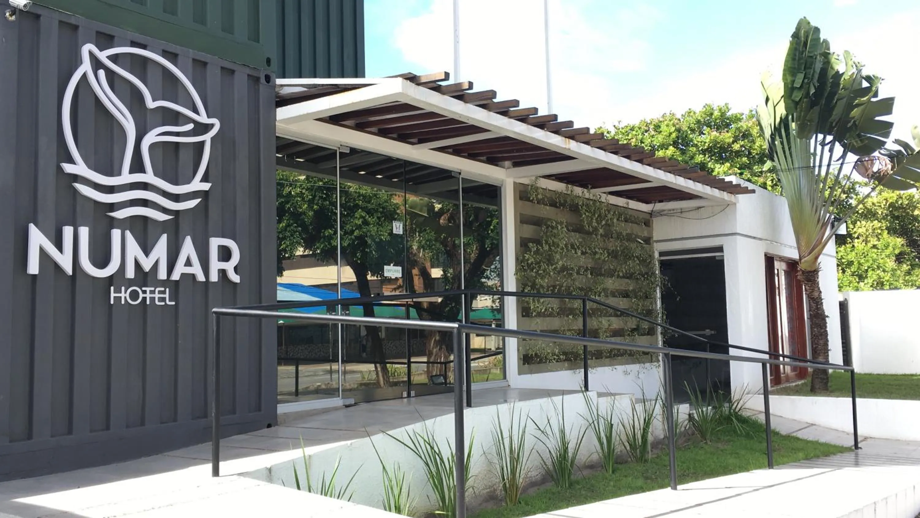 Facade/entrance in NUMAR Hotel