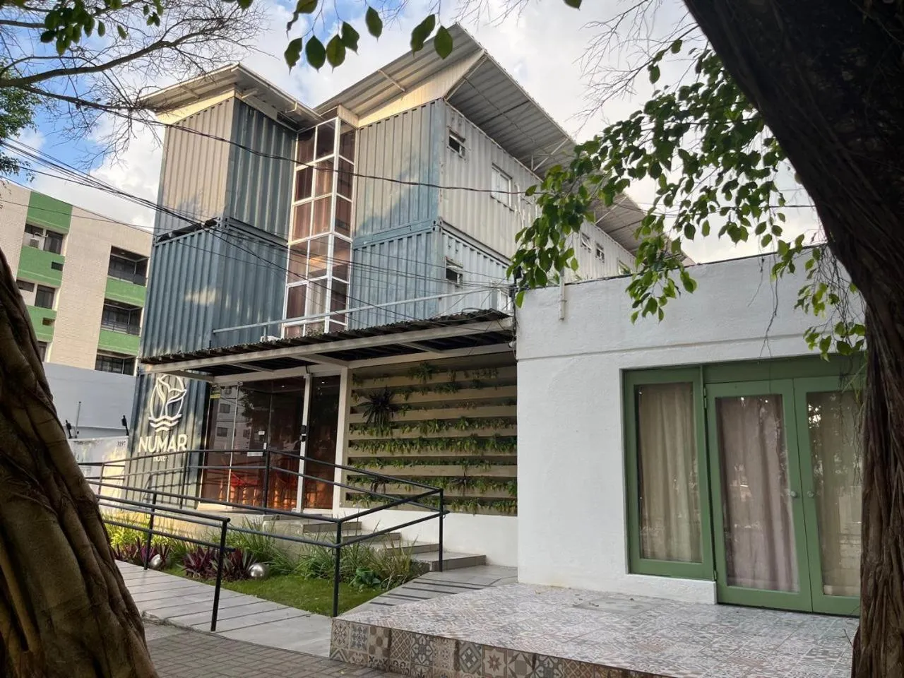 Facade/entrance in NUMAR Hotel