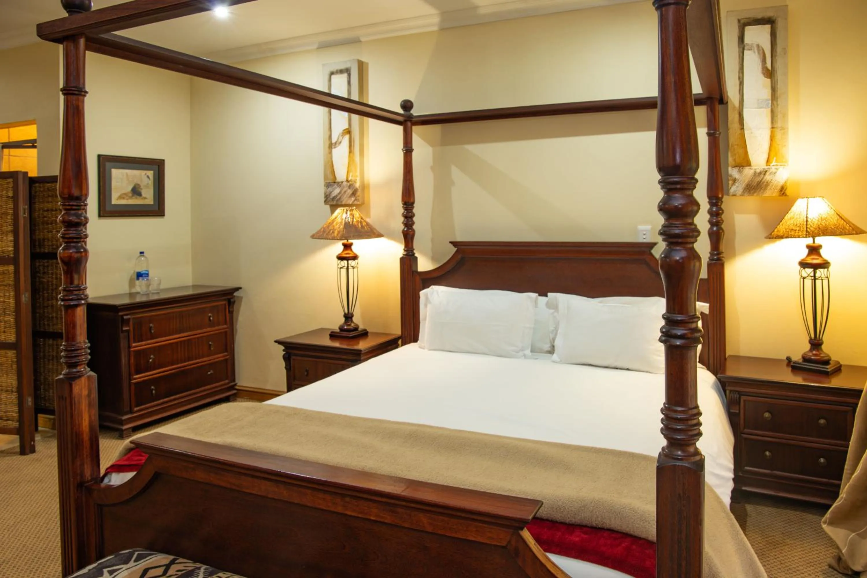Bed in Premier Resort Mpongo Private Game Reserve