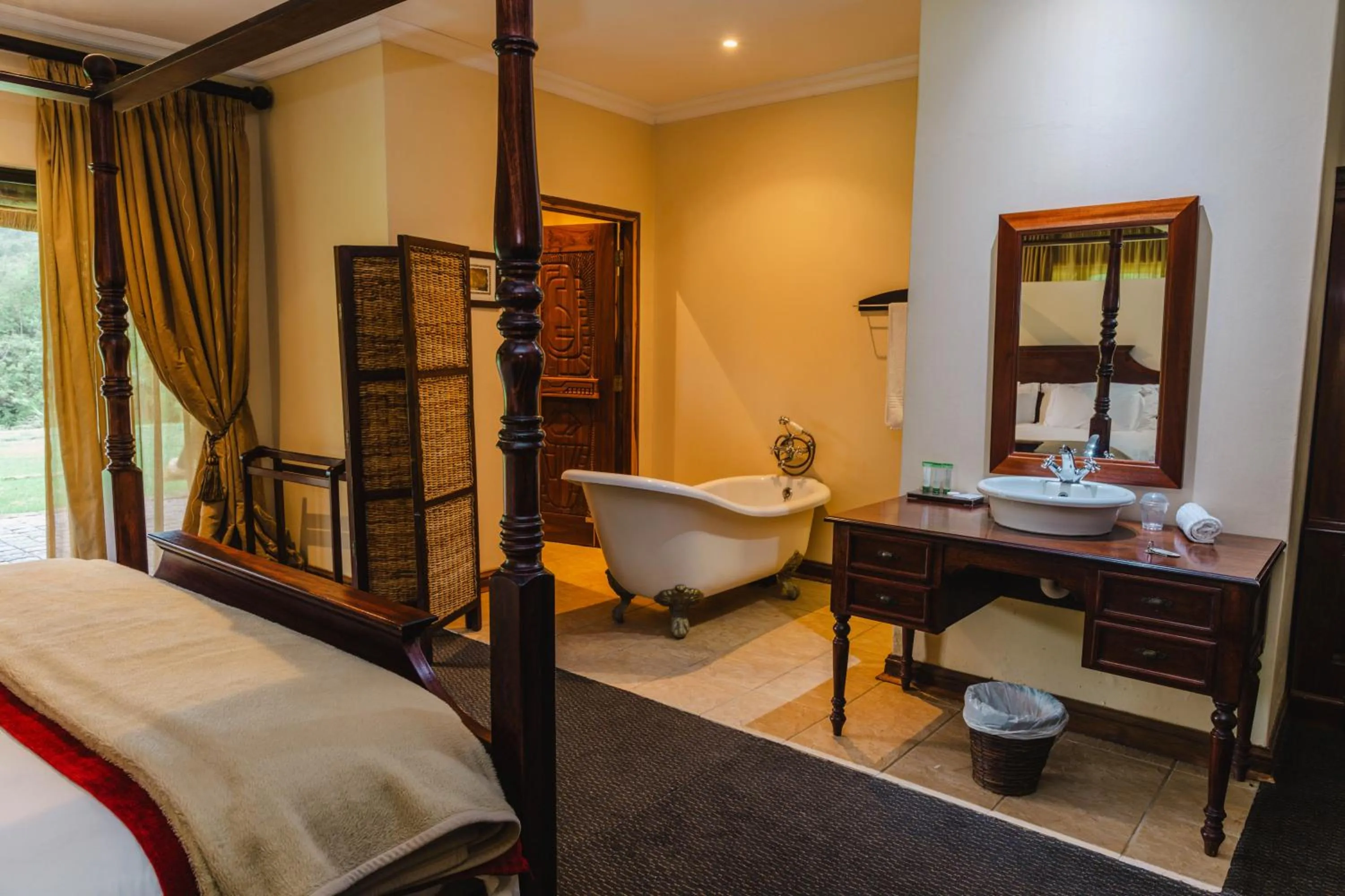 Bath, Bed in Premier Resort Mpongo Private Game Reserve