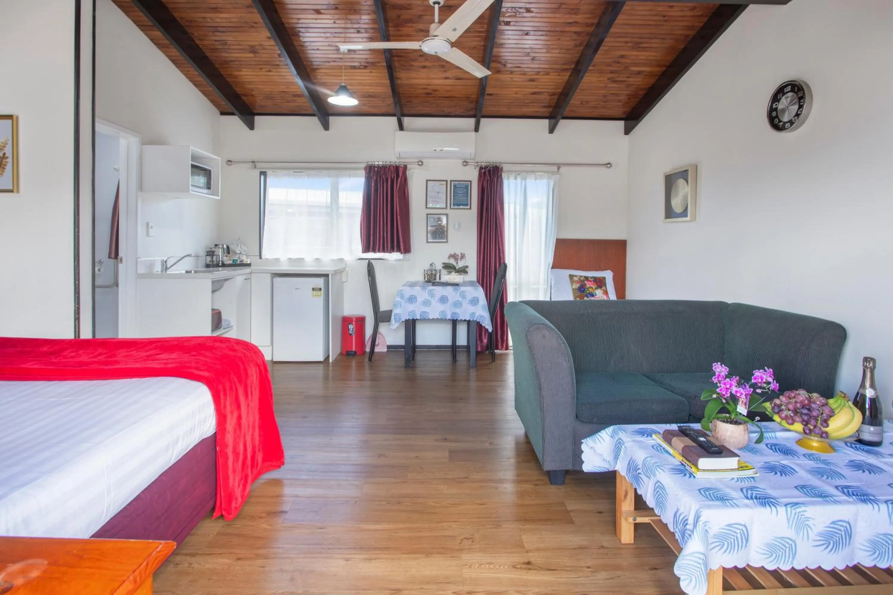 Photo of the whole room, Bed in Grange Motel