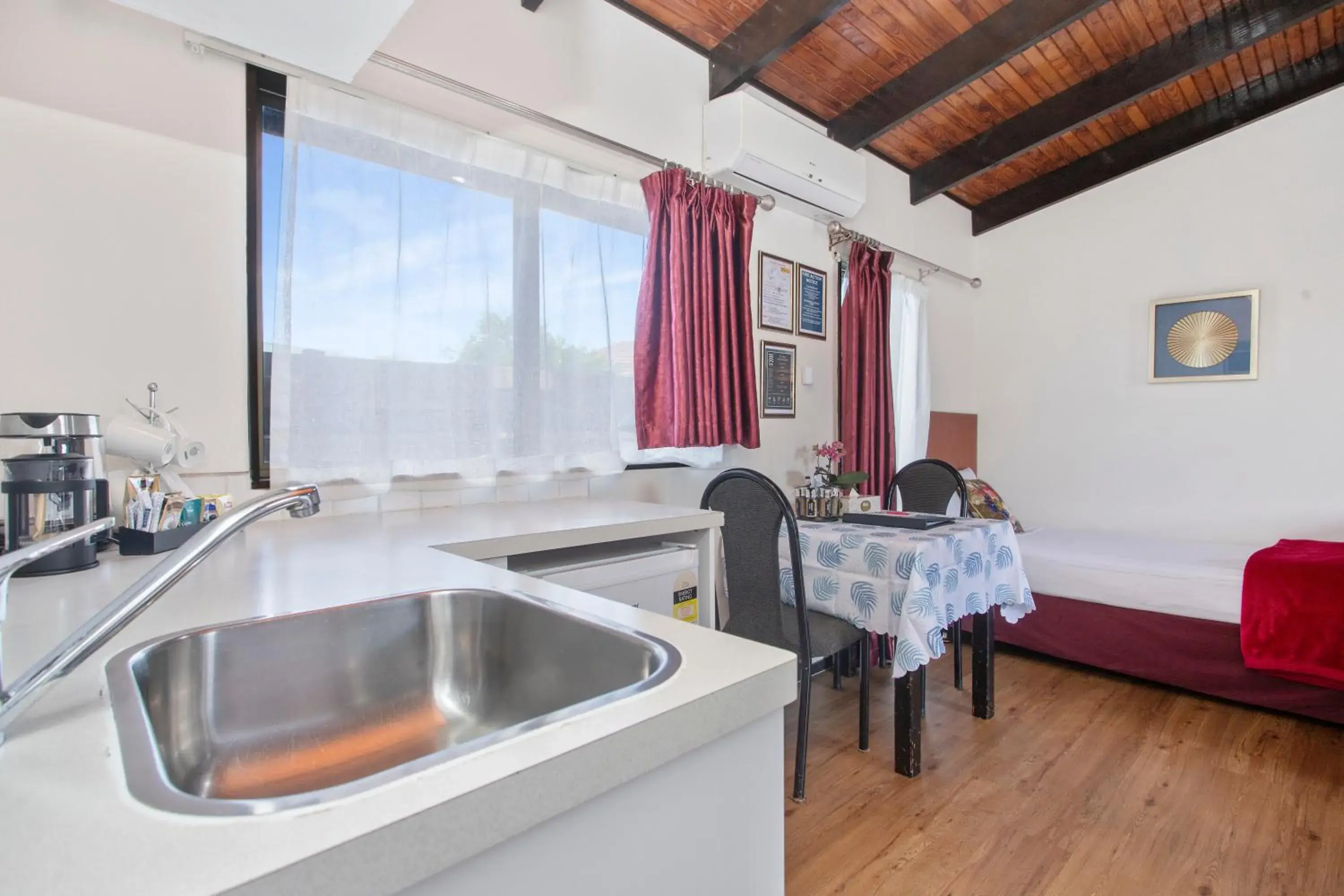 Standard Queen Room in Grange Motel Standard Queen Room in Grange Motel