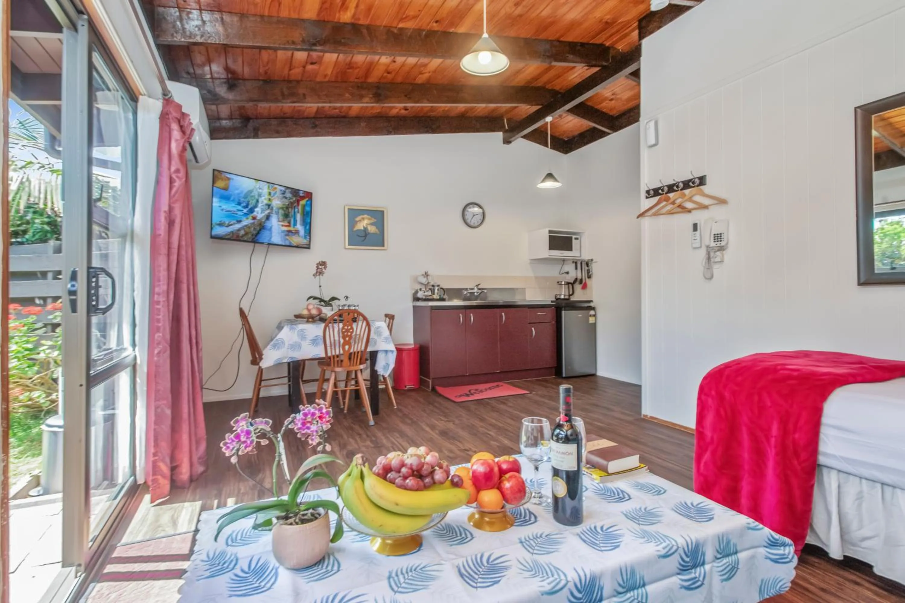 Kitchen or kitchenette, Bed in Grange Motel