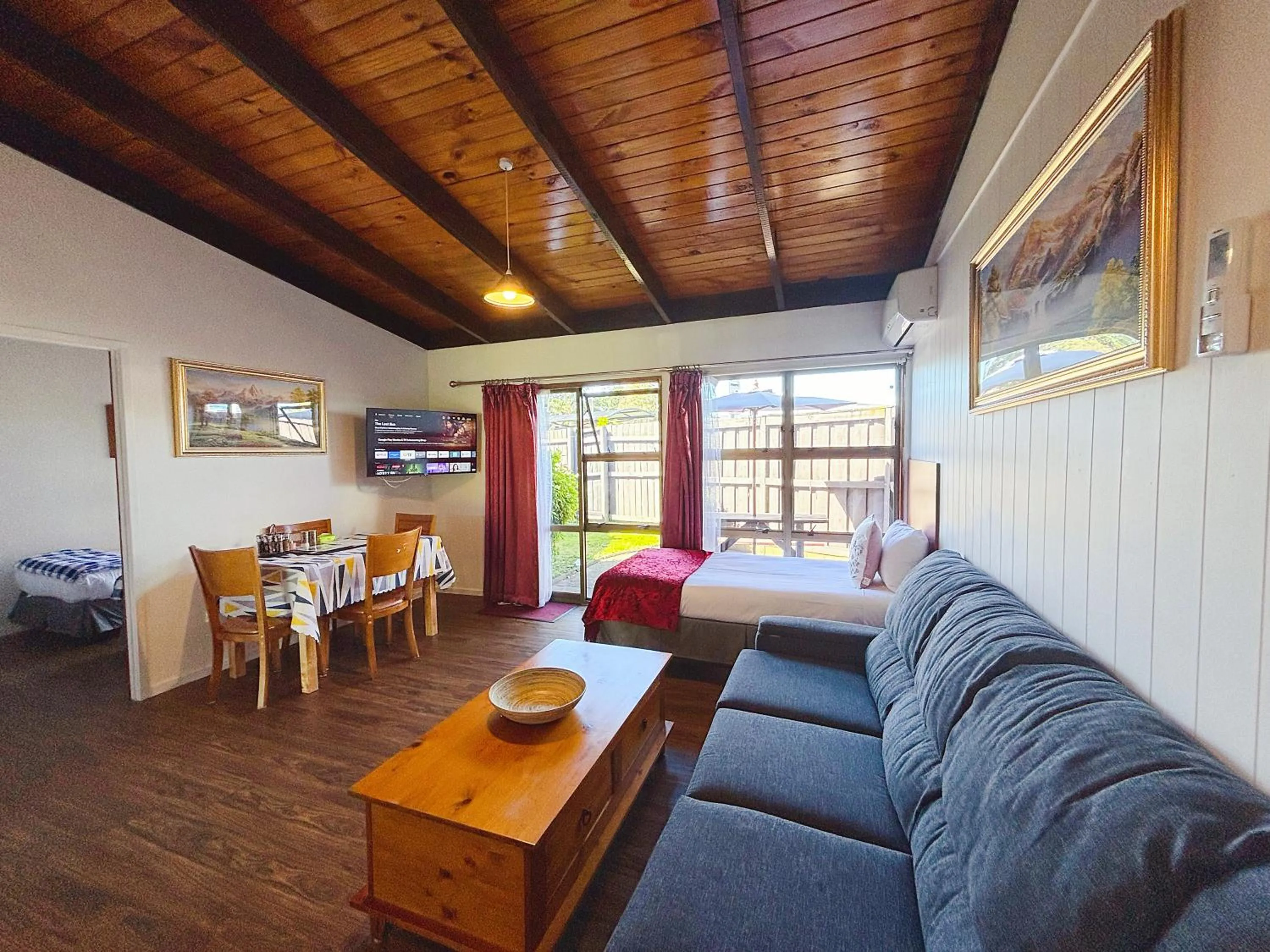 Dining area, Bed in Grange Motel