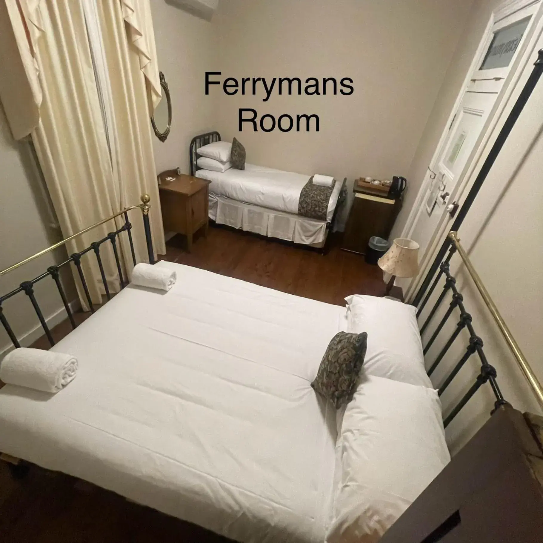 Twin Room with Shared Bathroom in Wisemans Inn Twin Room with Shared Bathroom in Wisemans Inn