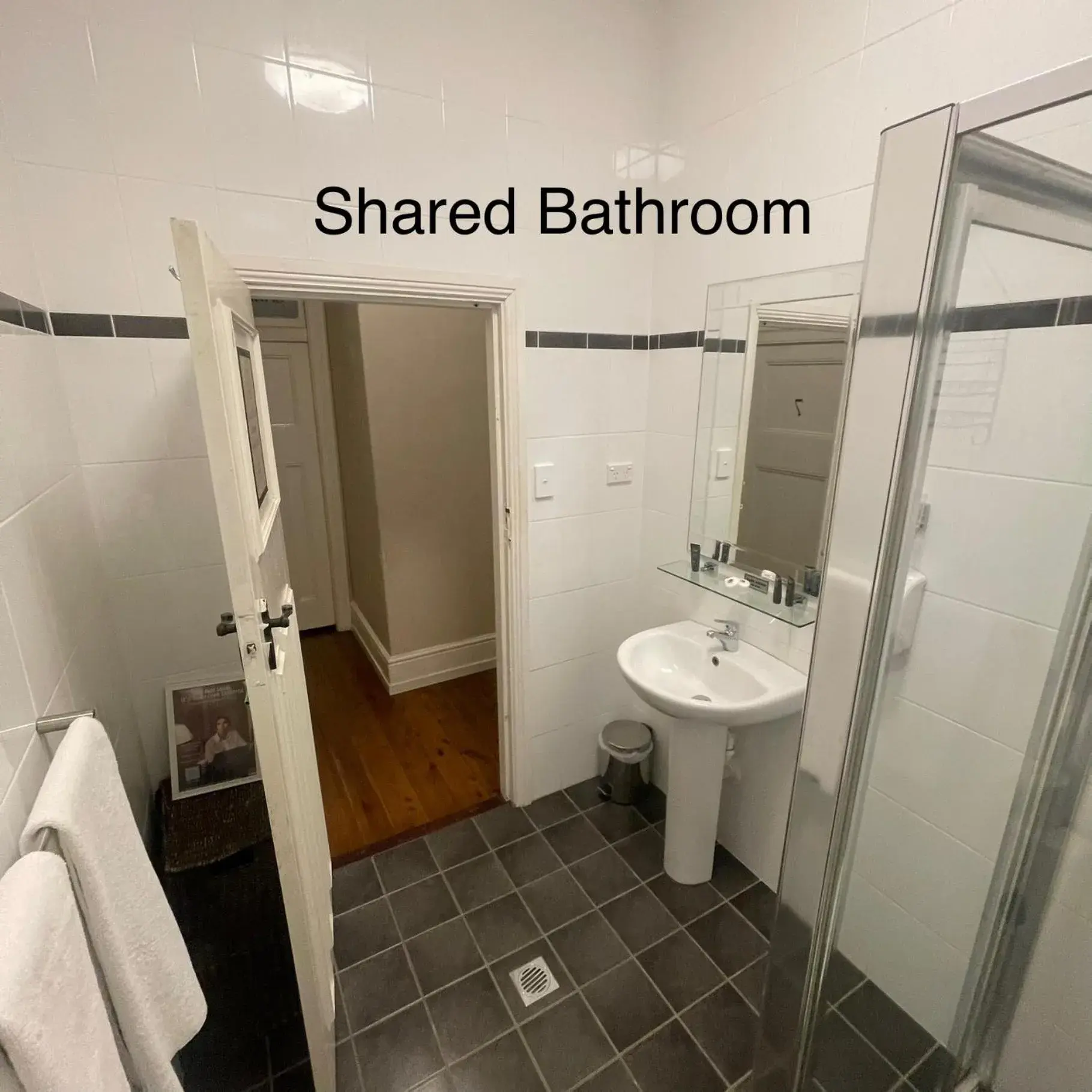 Superior Queen Room with Shared Bathroom in Wisemans Inn Superior Queen Room with Shared Bathroom in Wisemans Inn