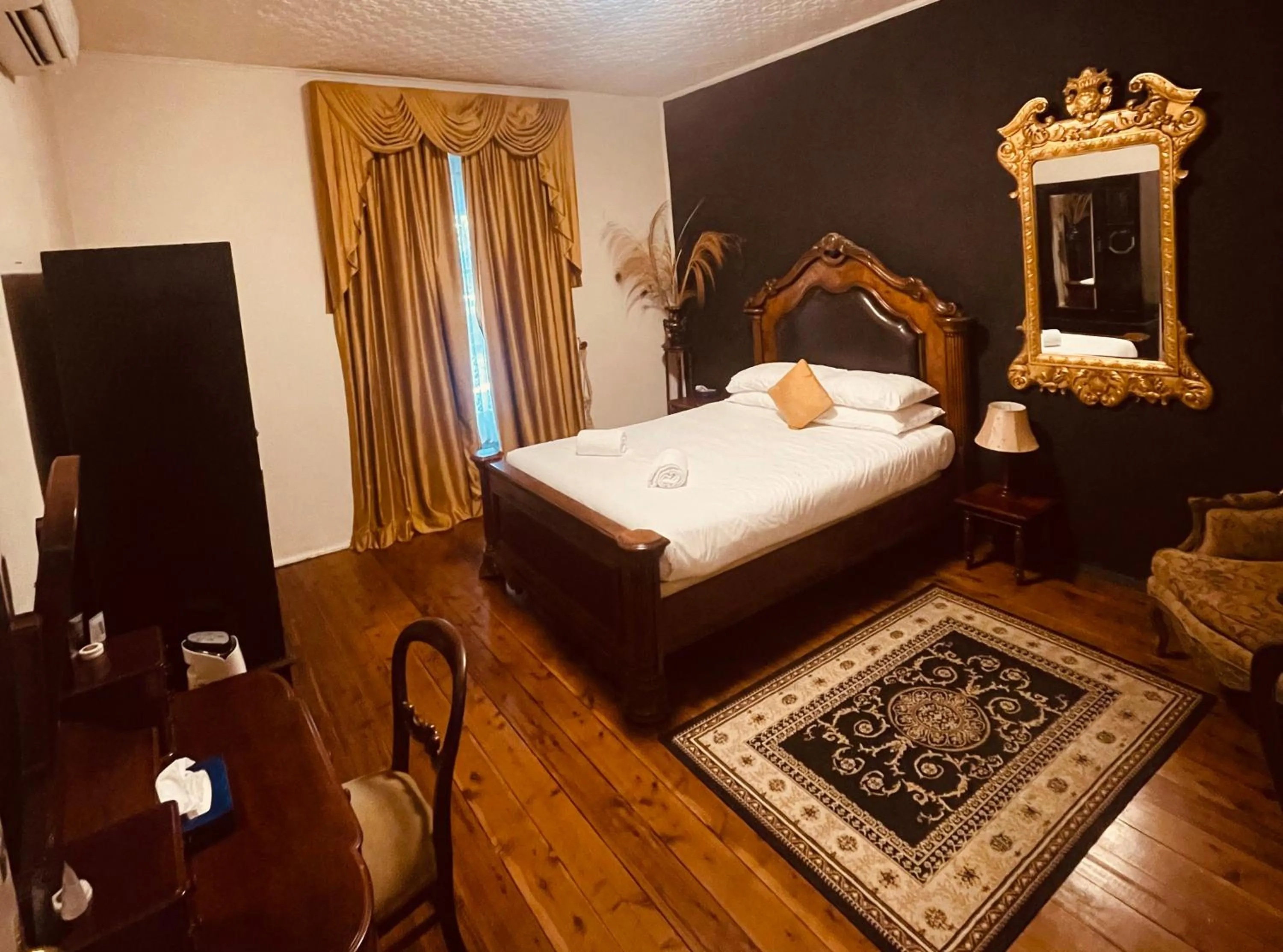 air conditioner, Bed in Wisemans Inn