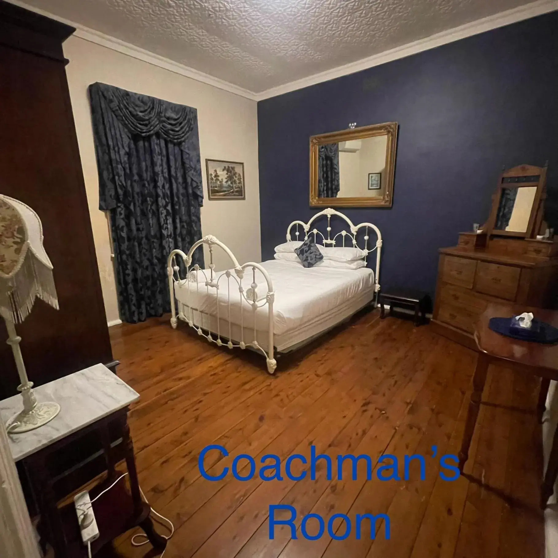 Standard Queen Room with Shared Bathroom in Wisemans Inn Standard Queen Room with Shared Bathroom in Wisemans Inn
