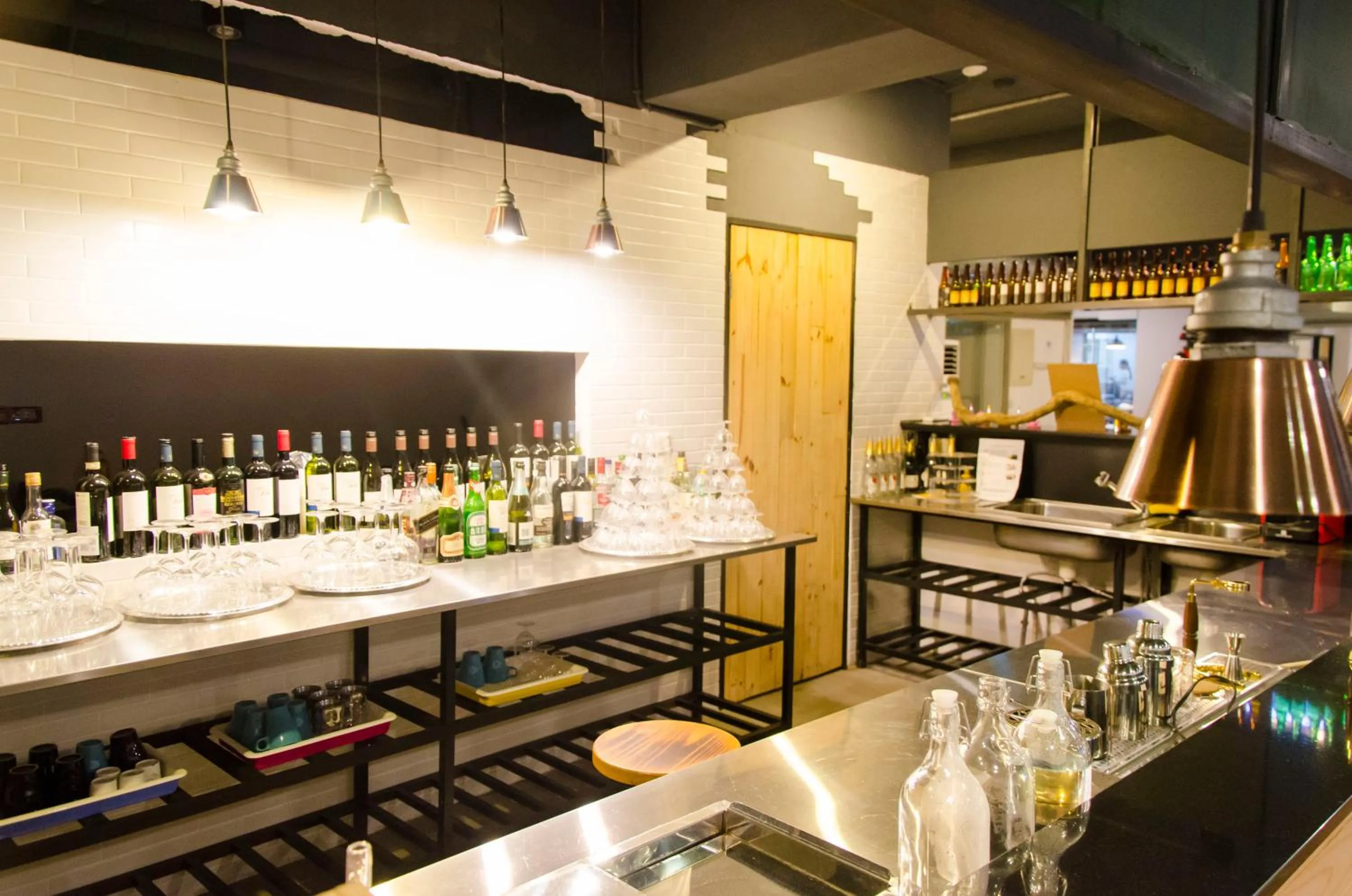 Communal lounge/ TV room in Meeting Mates Hostel