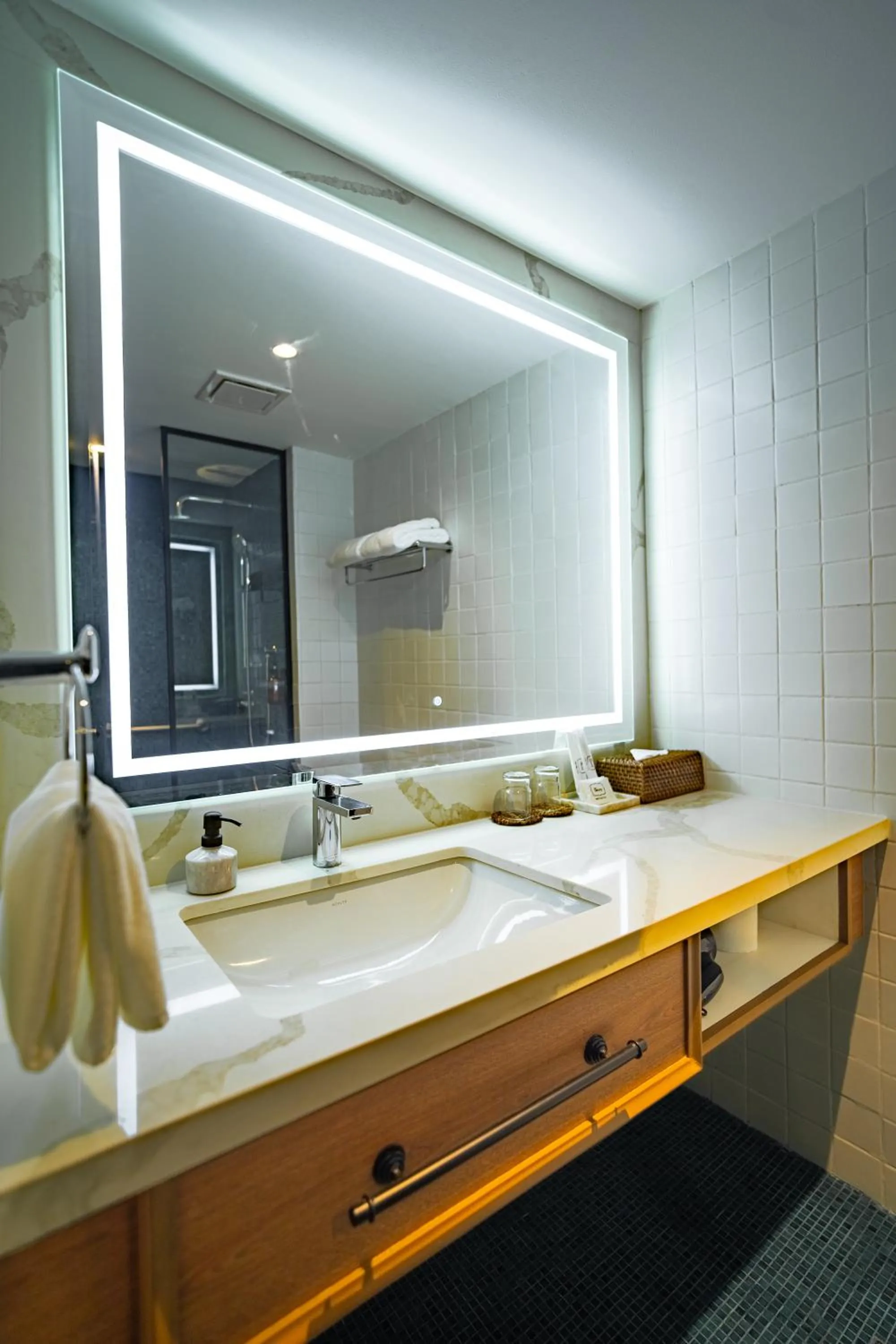 Bathroom in The Henry Glass House Clark