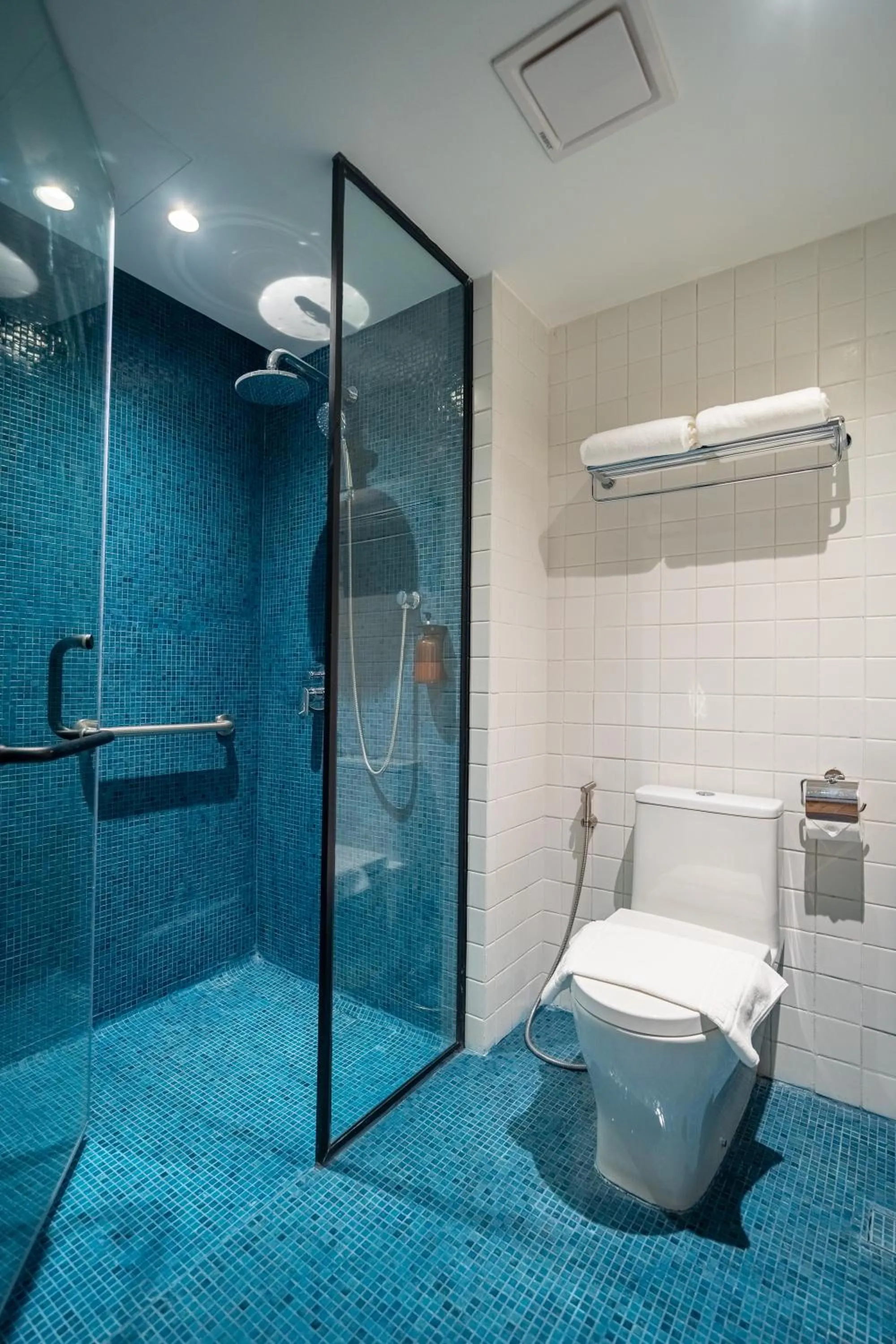 Bathroom in The Henry Glass House Clark