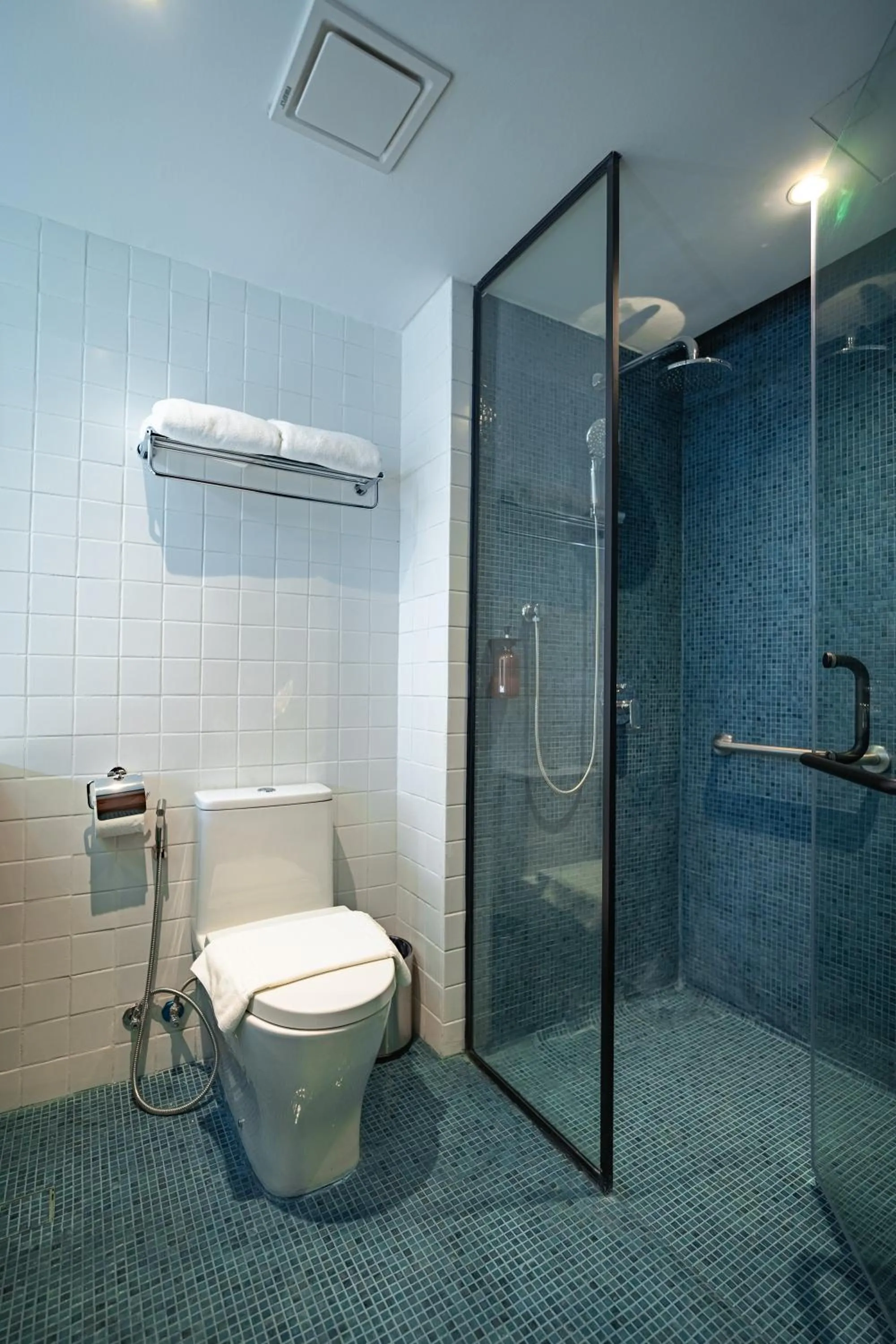 Bathroom in The Henry Glass House Clark