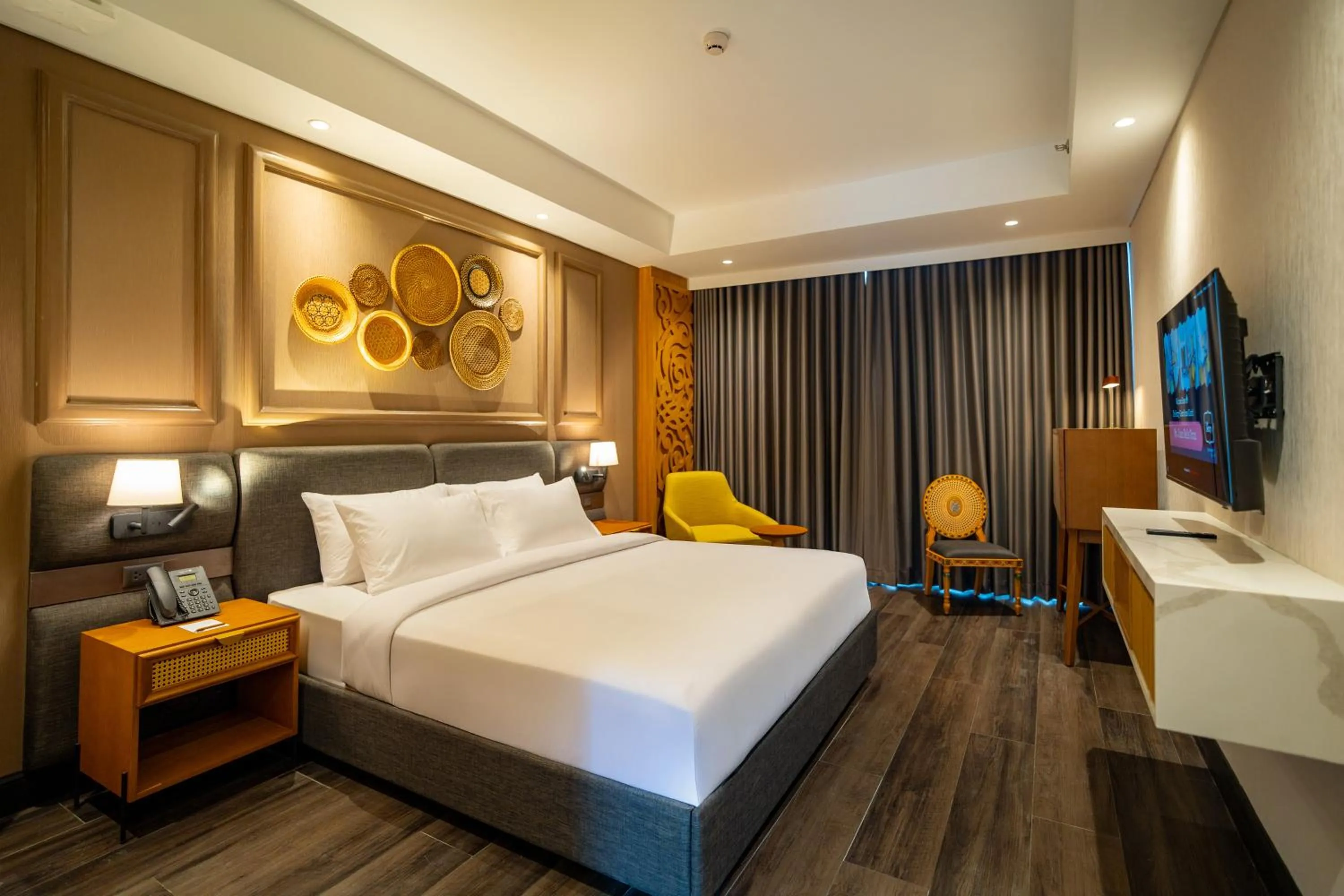 Photo of the whole room, Bed in The Henry Glass House Clark