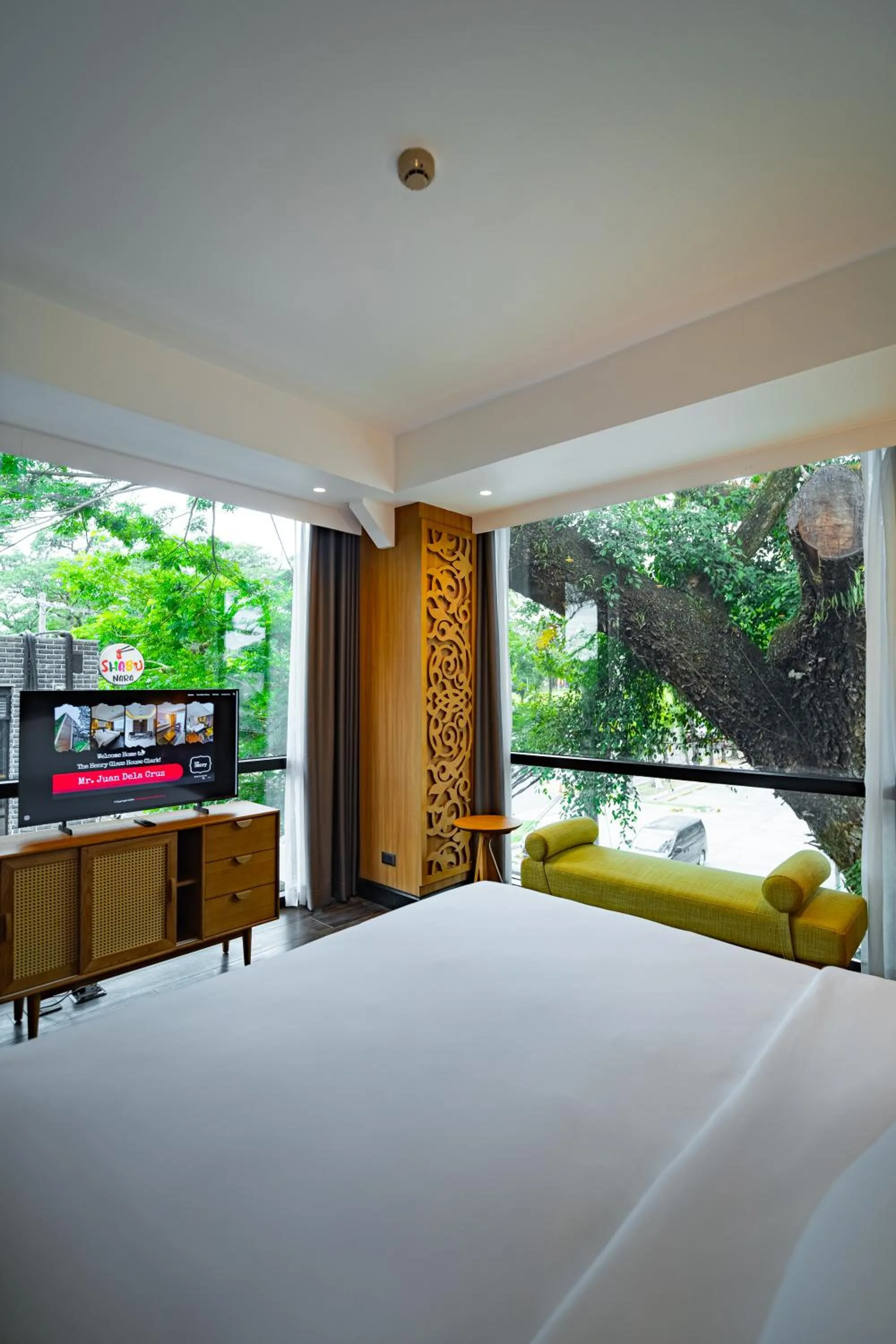 Bed in The Henry Glass House Clark