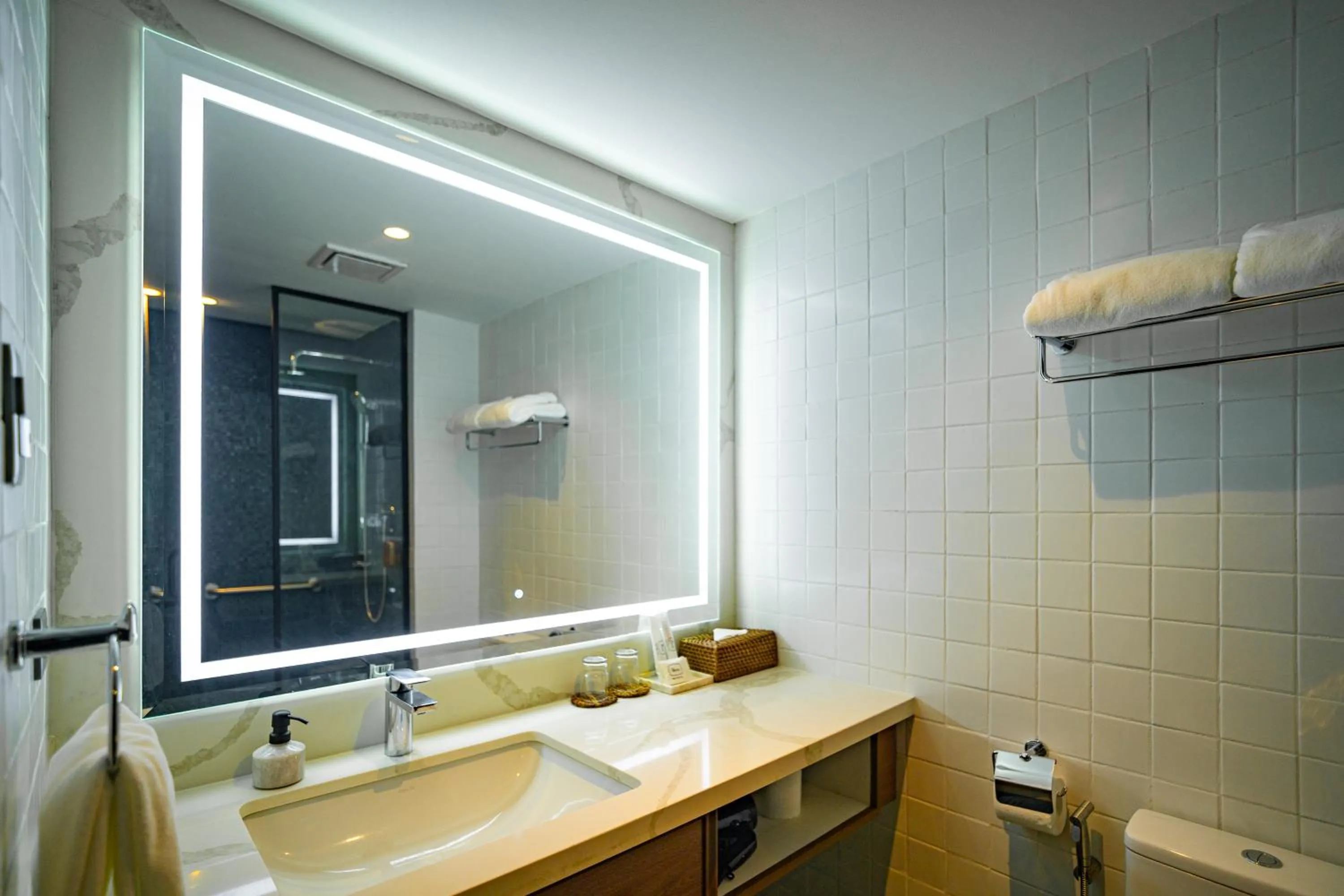 Bathroom in The Henry Glass House Clark