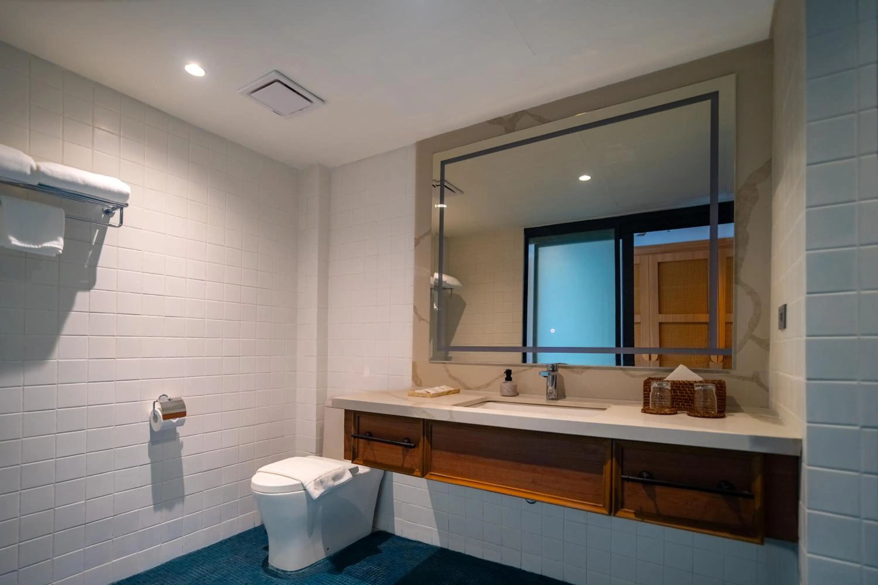 Bathroom in The Henry Glass House Clark