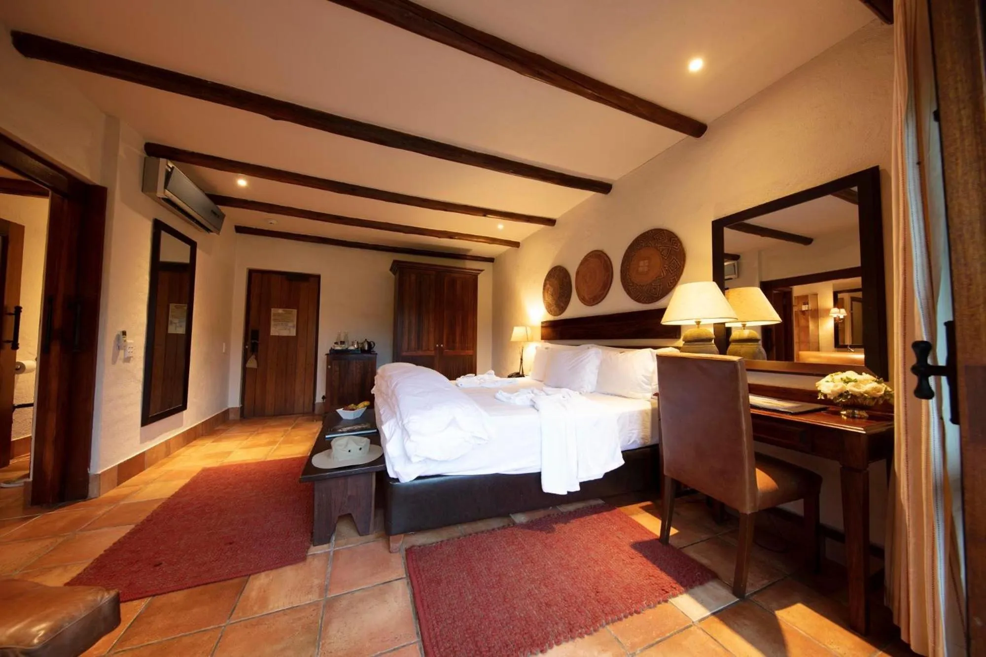 Photo of the whole room, Bed in Kapama River Lodge