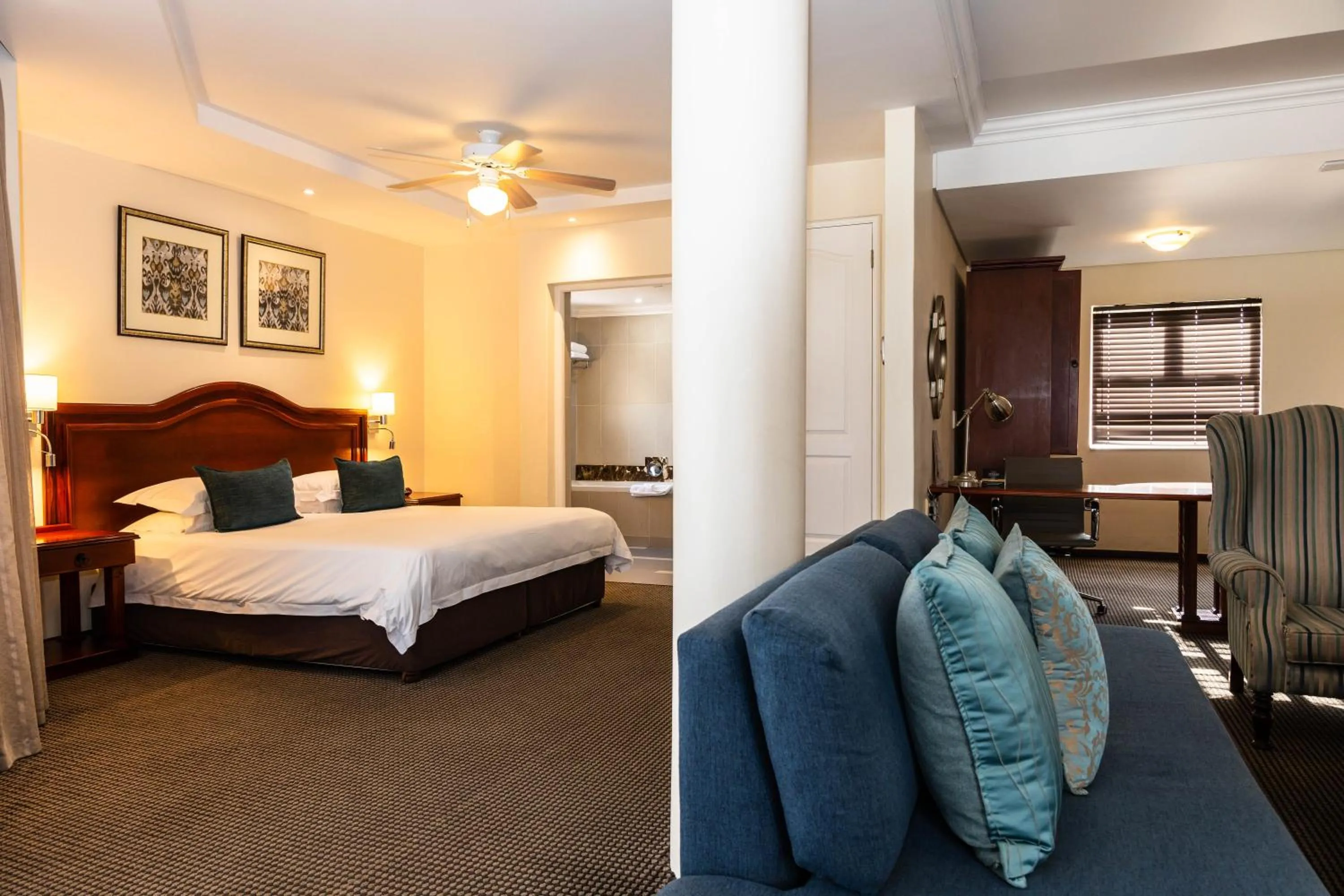 Bedroom, Bed in Premier Hotel Regent