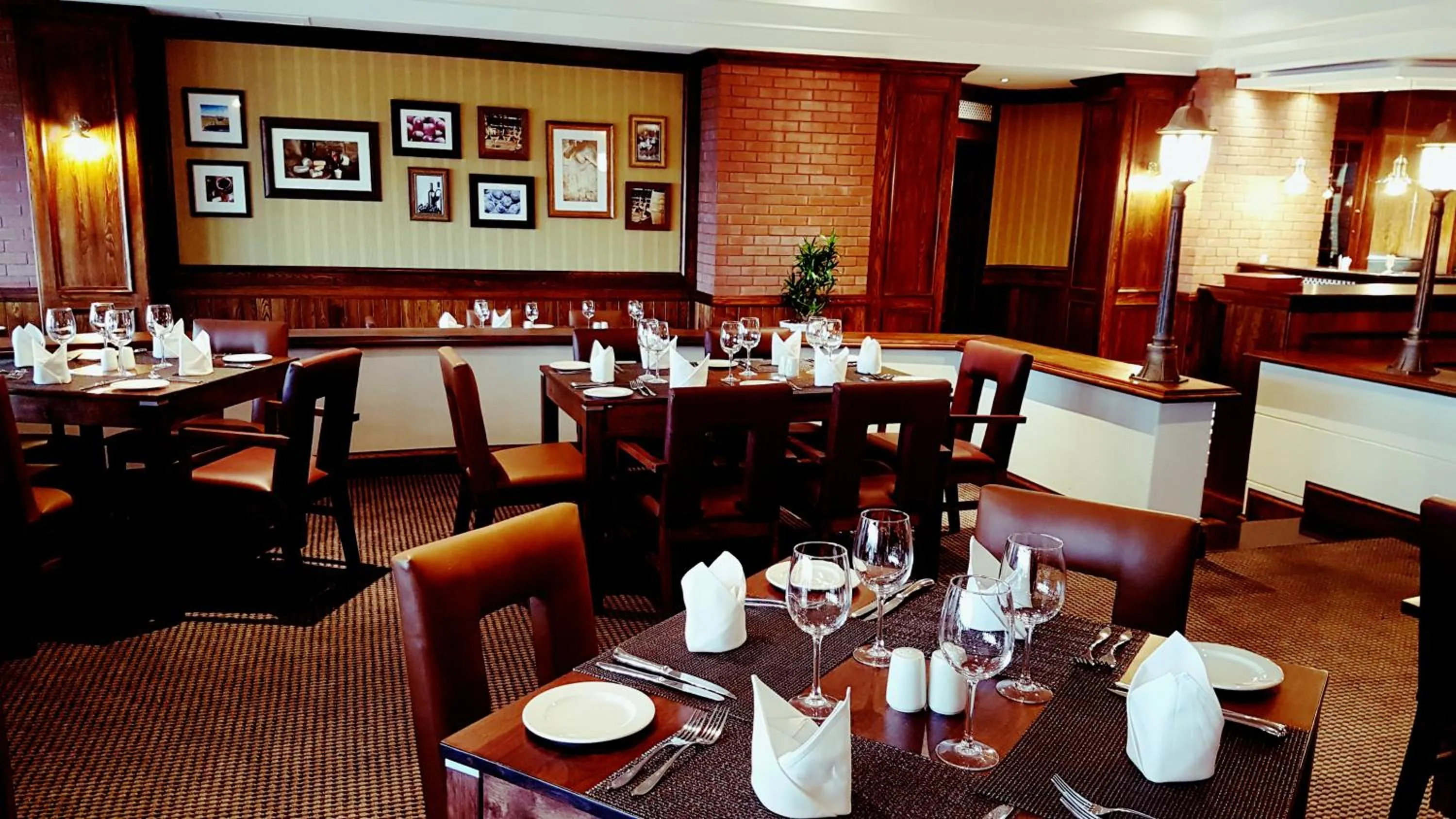 Restaurant/places to eat in Premier Hotel Regent