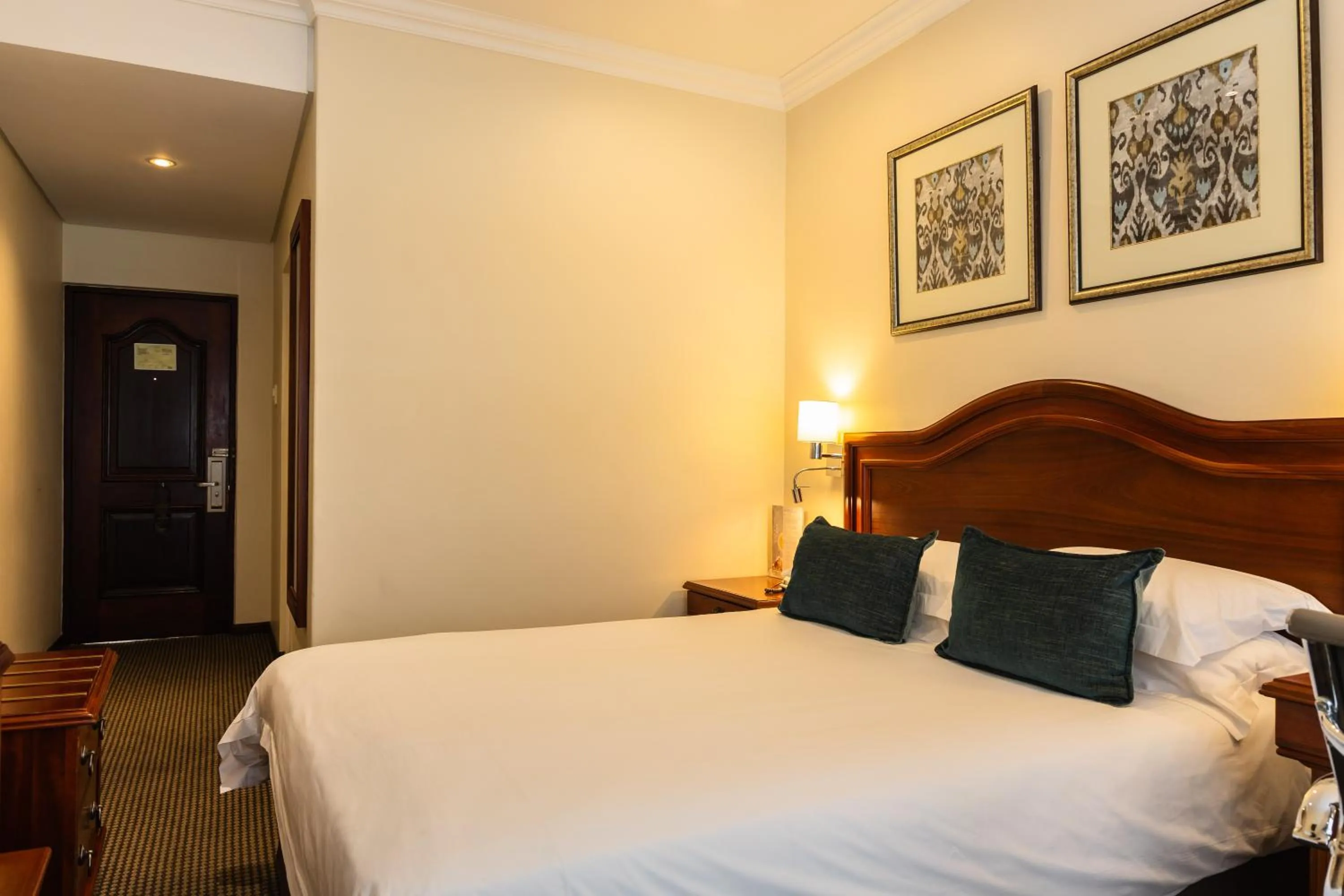 Bedroom, Bed in Premier Hotel Regent