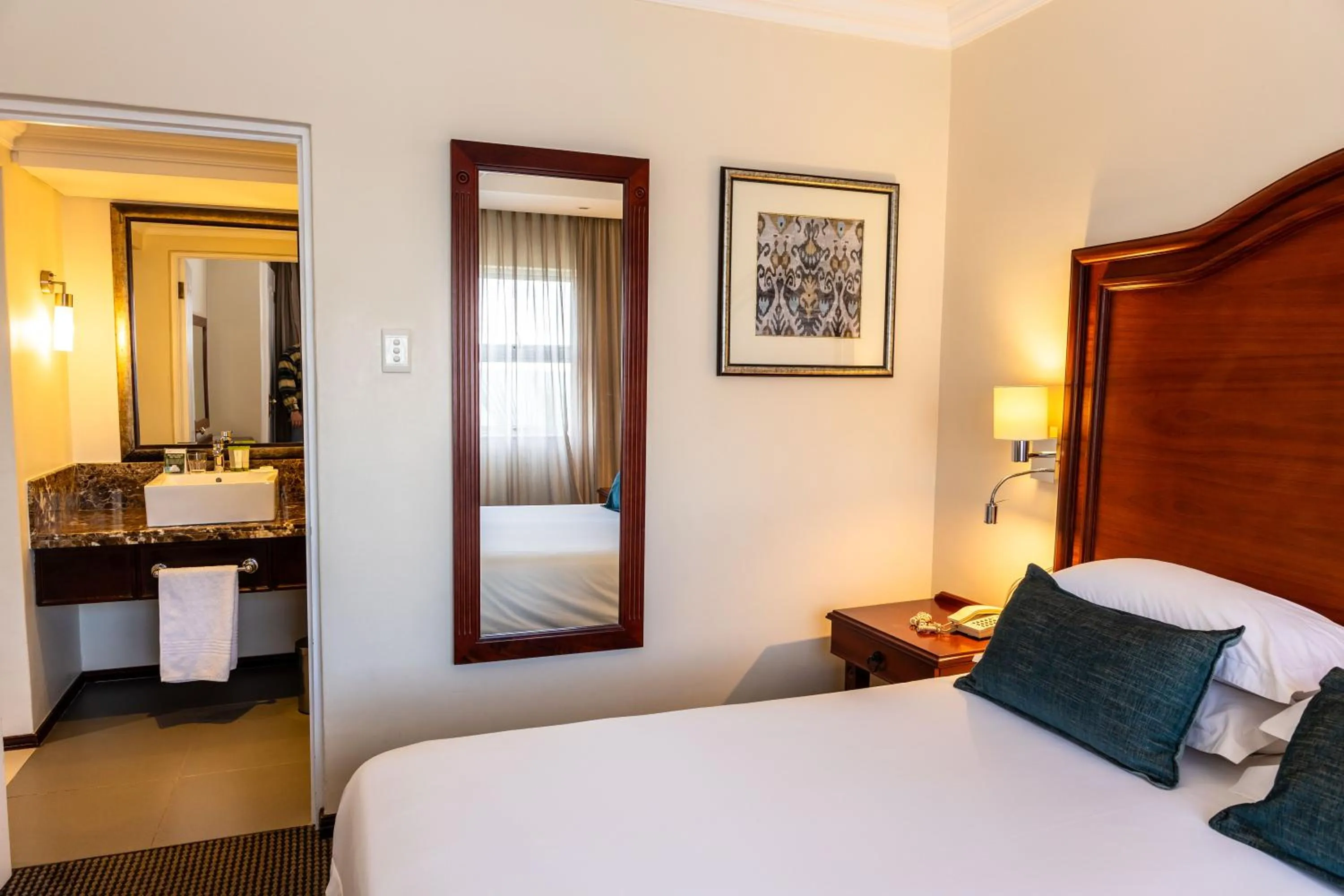 Bedroom, Bed in Premier Hotel Regent