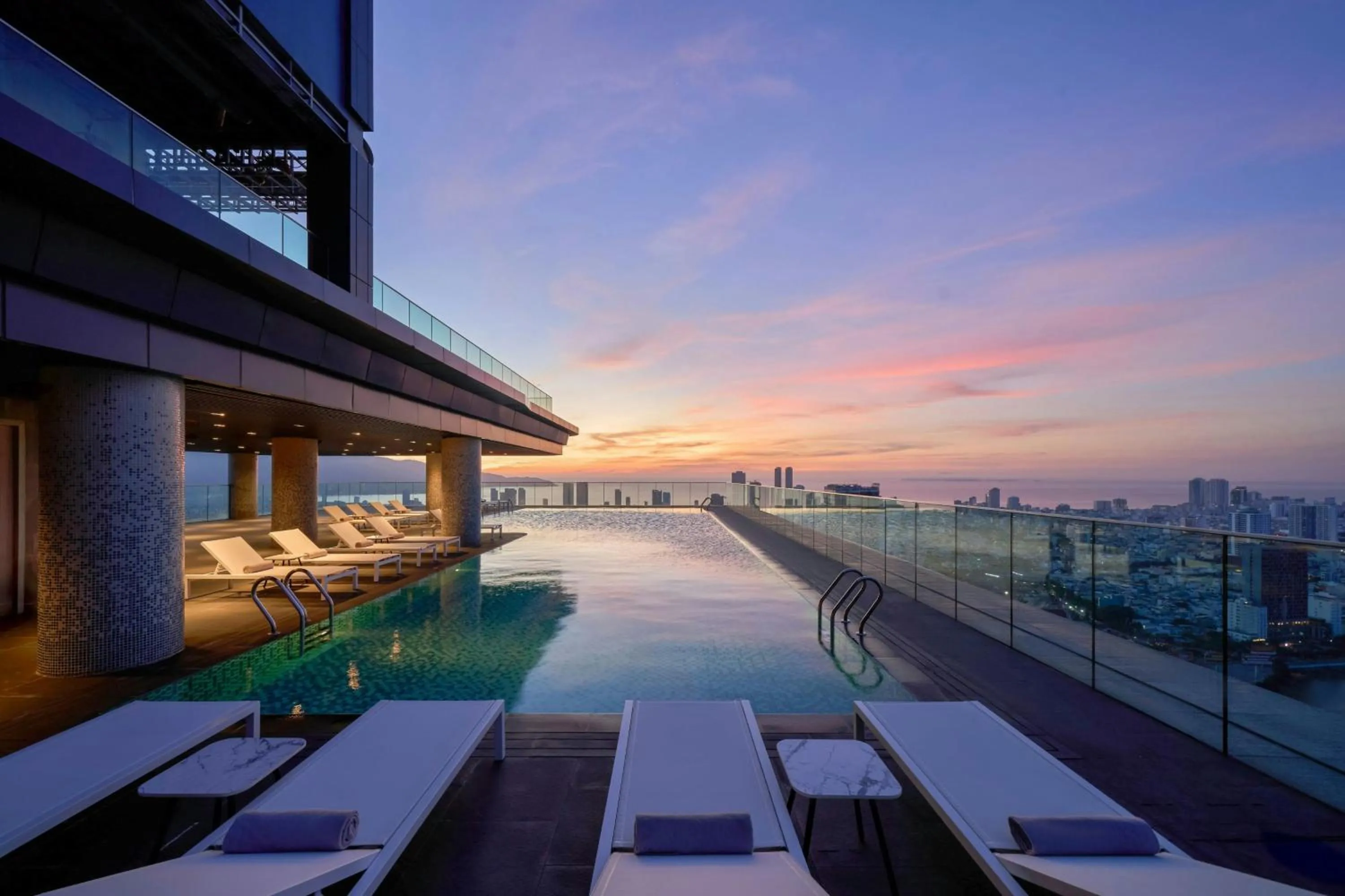 Swimming pool in Marriott Executive Apartments Danang, Han River