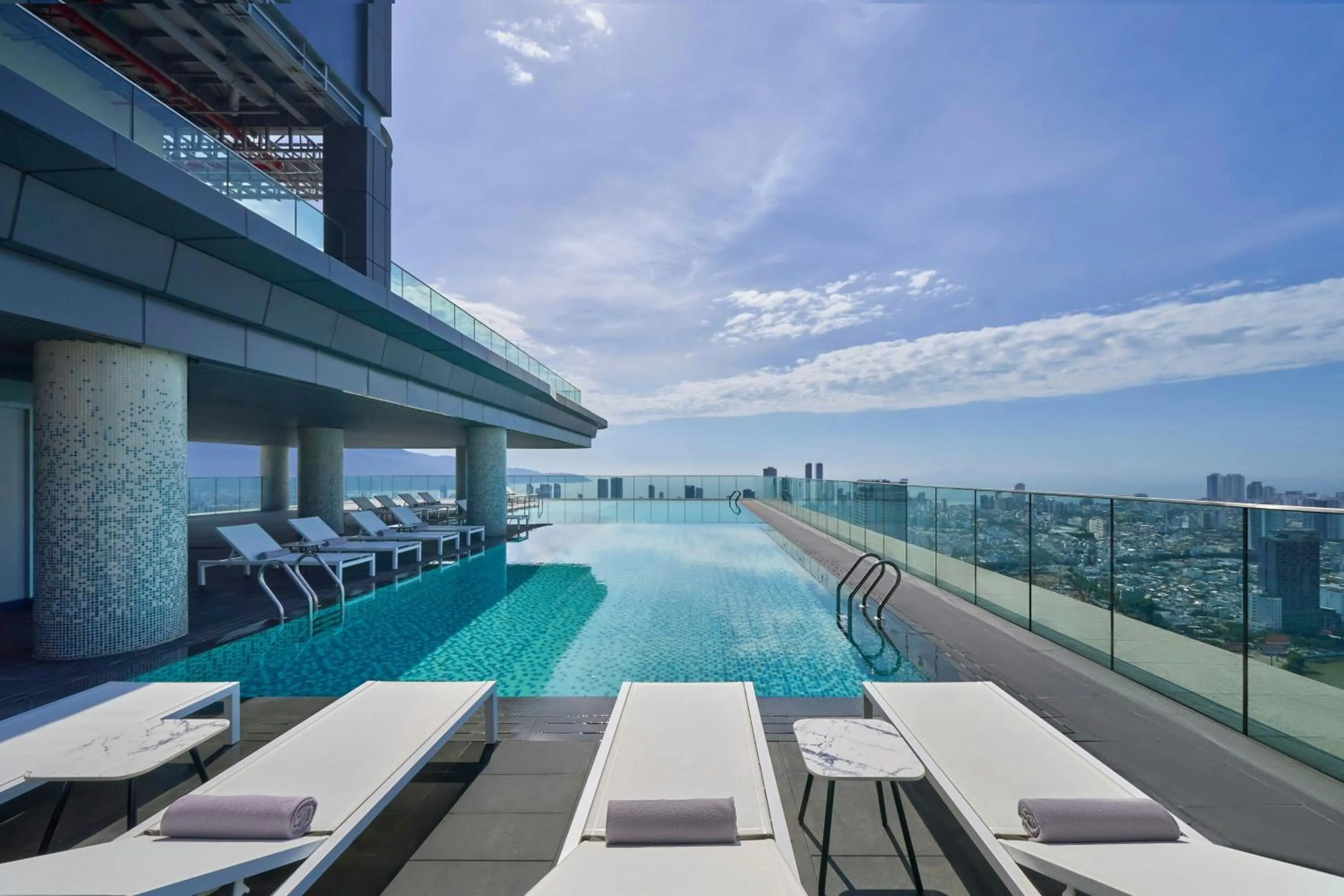 Swimming pool in Marriott Executive Apartments Danang, Han River