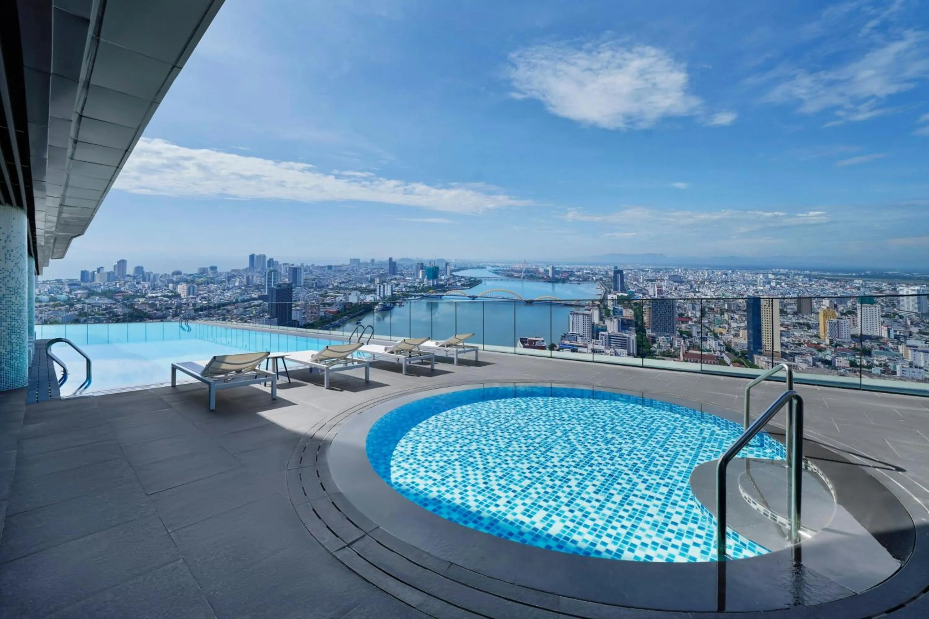 Swimming pool in Marriott Executive Apartments Danang, Han River
