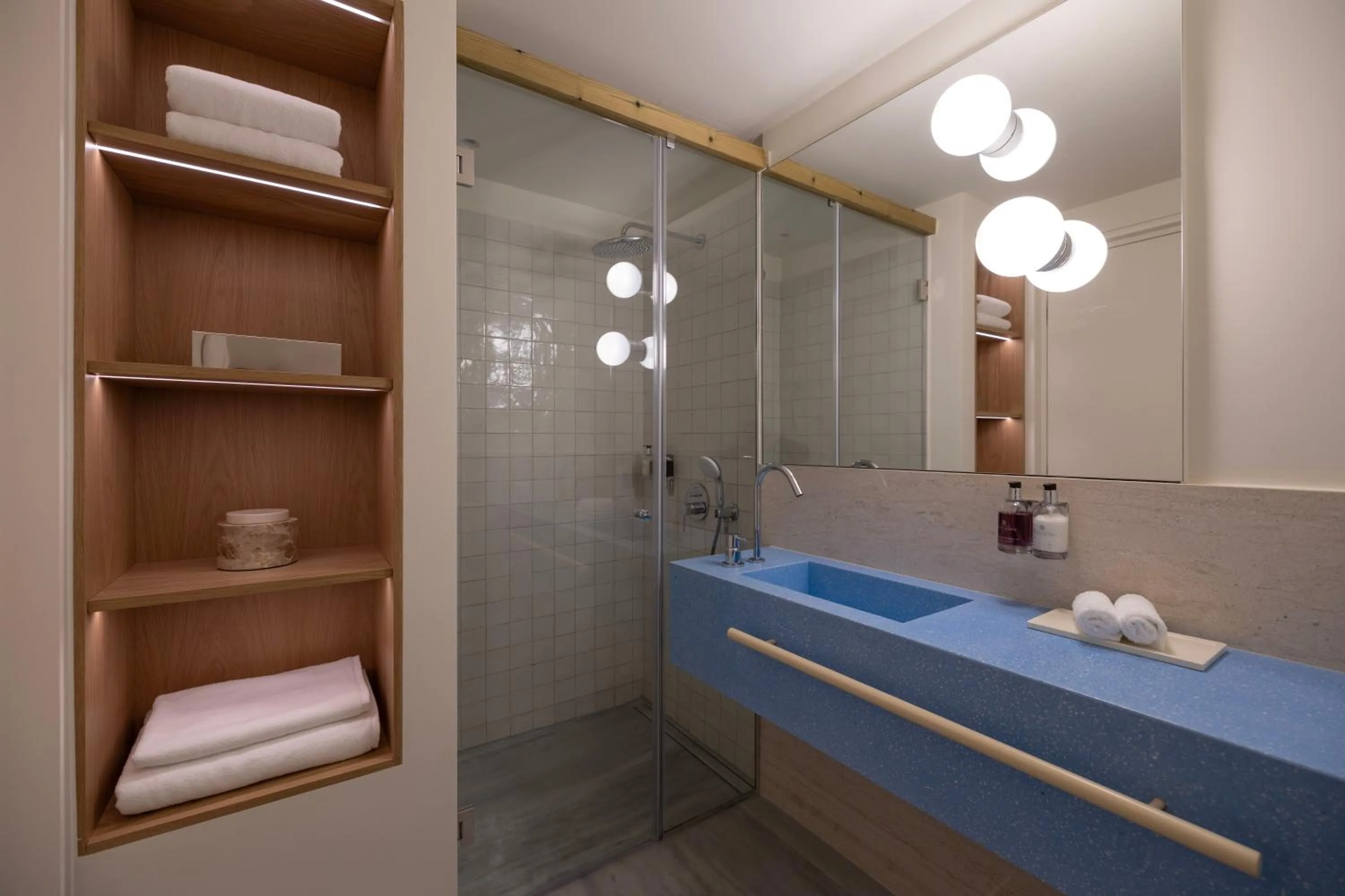 Shower in Milioni by Oniro