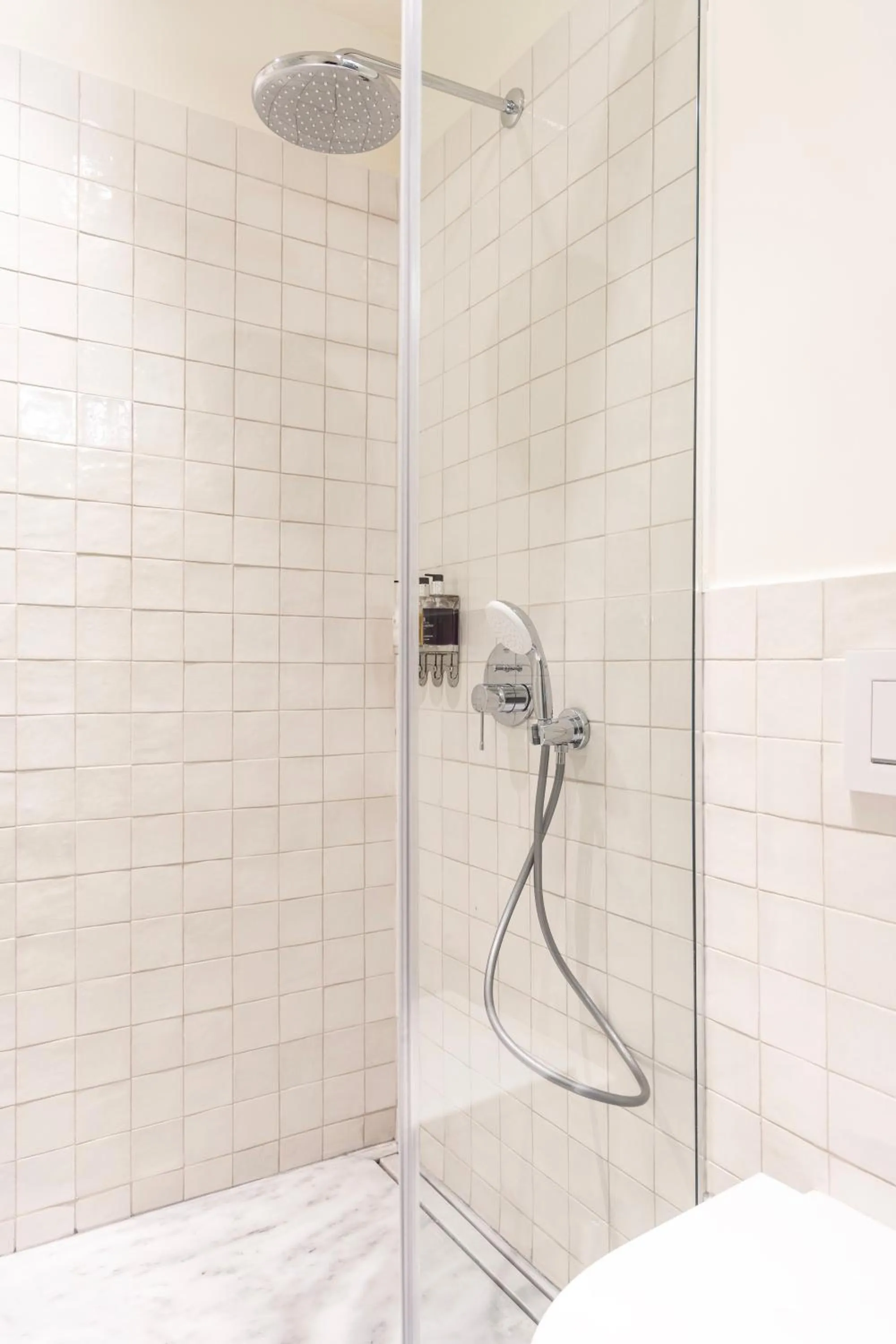 Shower in Milioni by Oniro