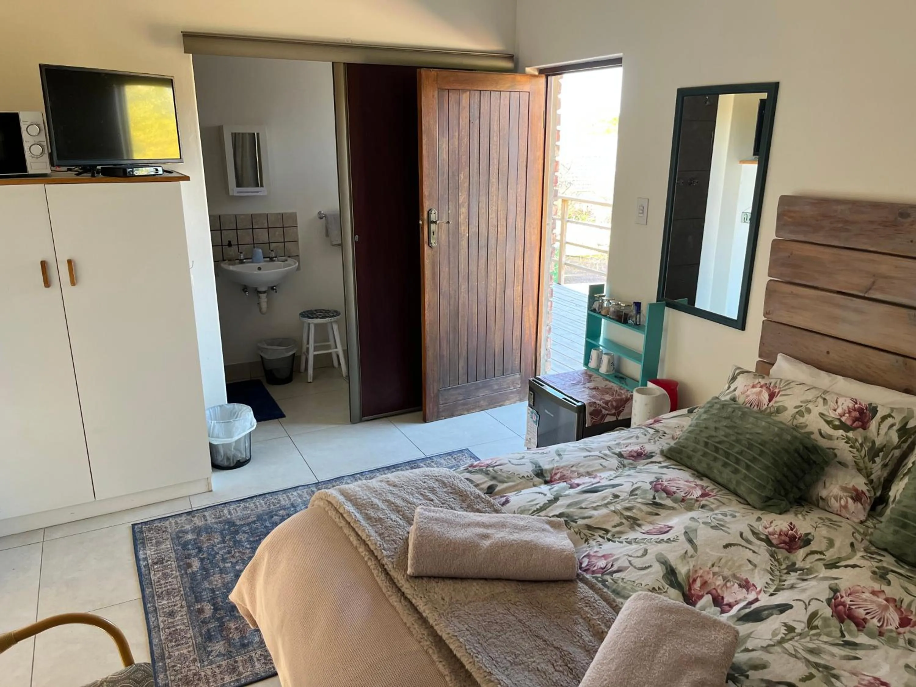 Bedroom, Bed in Jaydees B And B