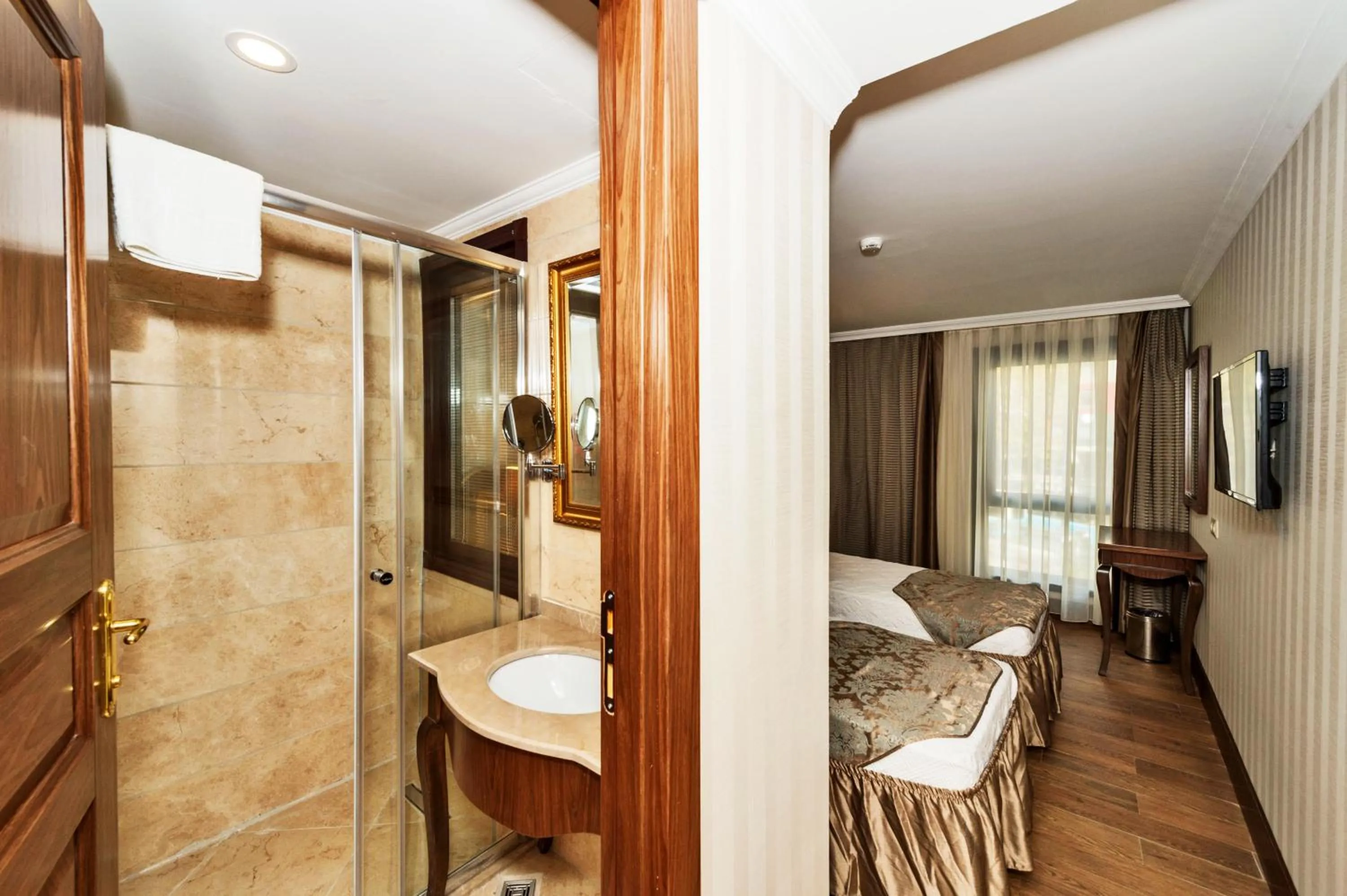 Shower in The Central Hotel