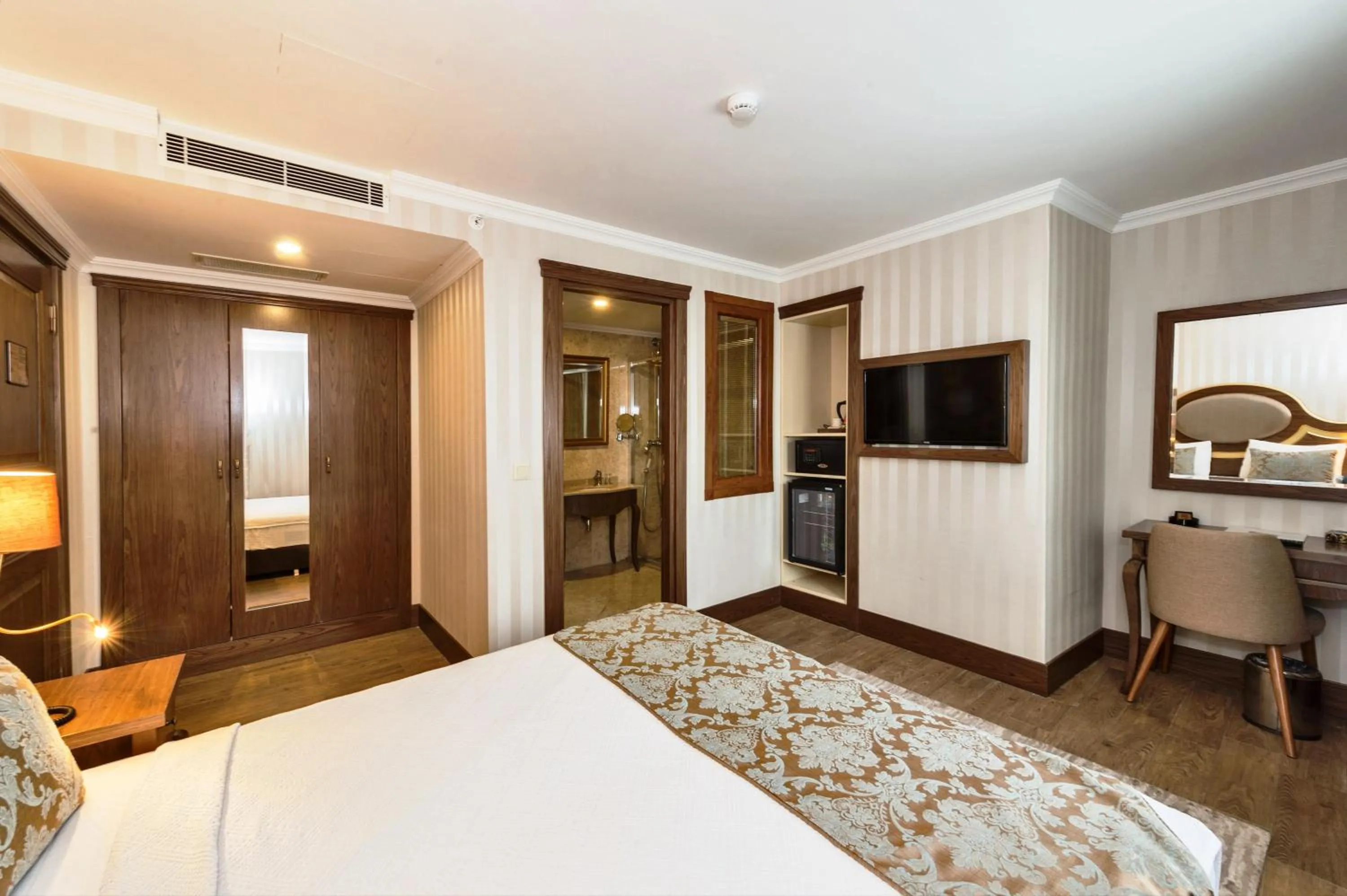 Photo of the whole room, Bed in The Central Hotel