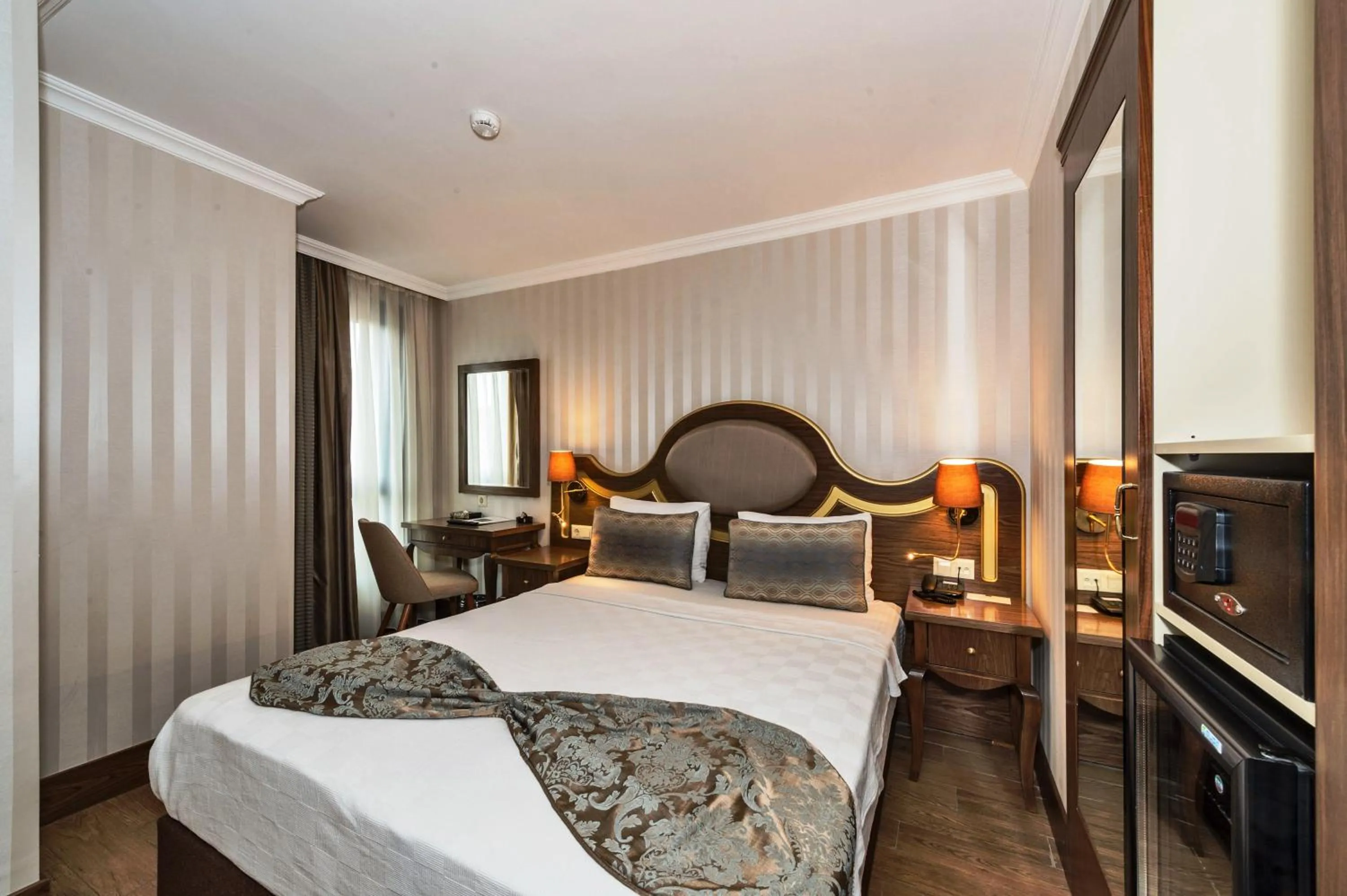 Photo of the whole room, Bed in The Central Hotel