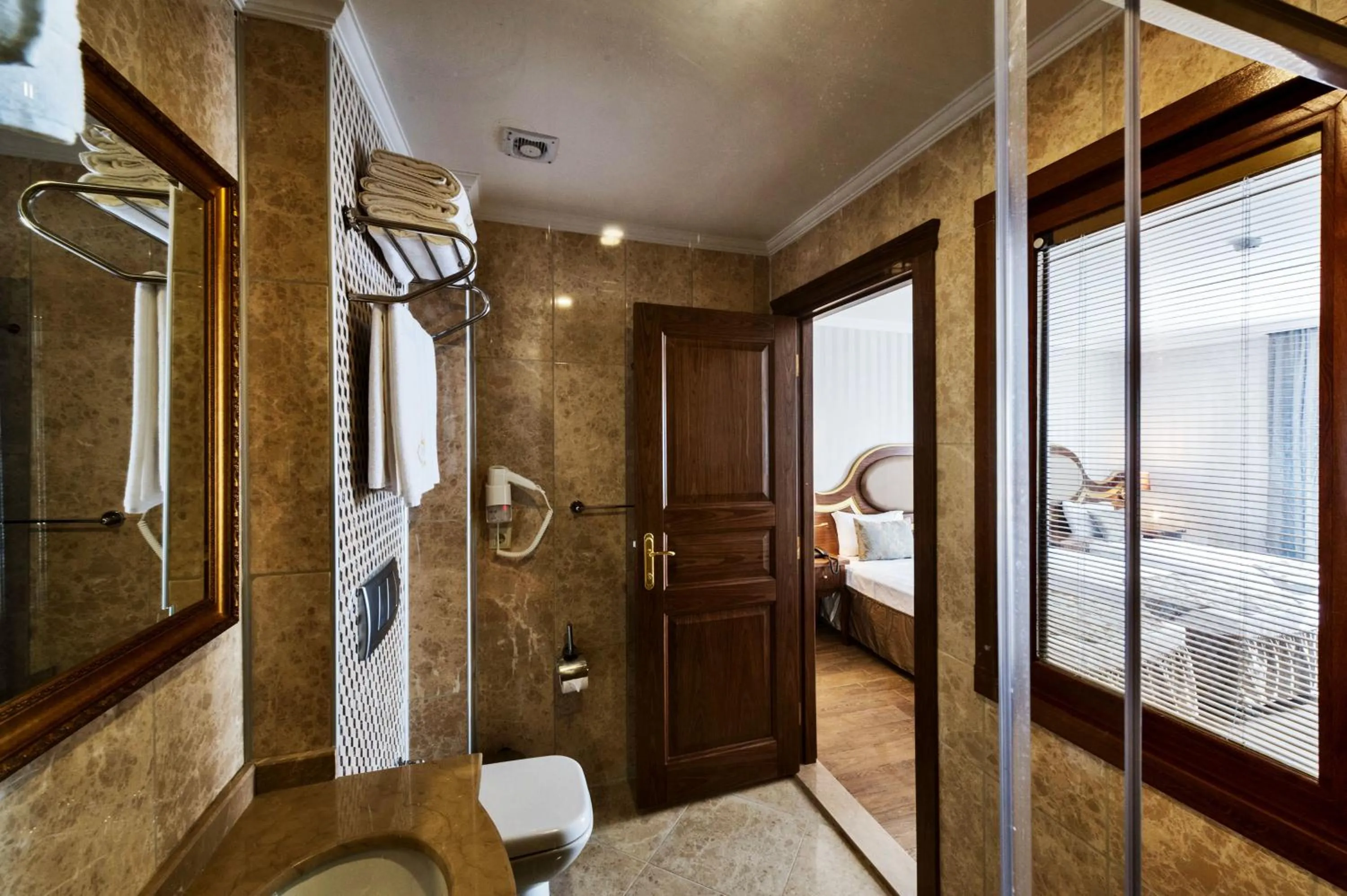 Shower, Bed in The Central Hotel