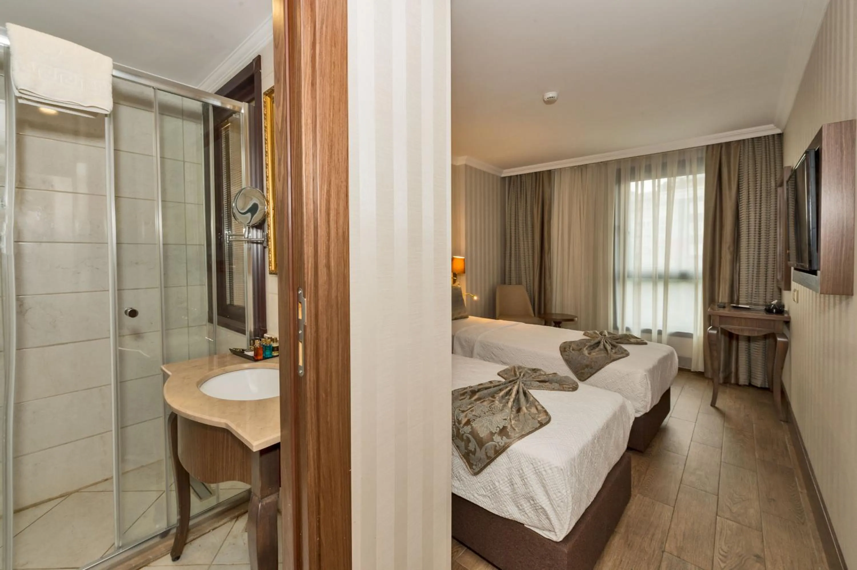 Photo of the whole room, Bed in The Central Hotel