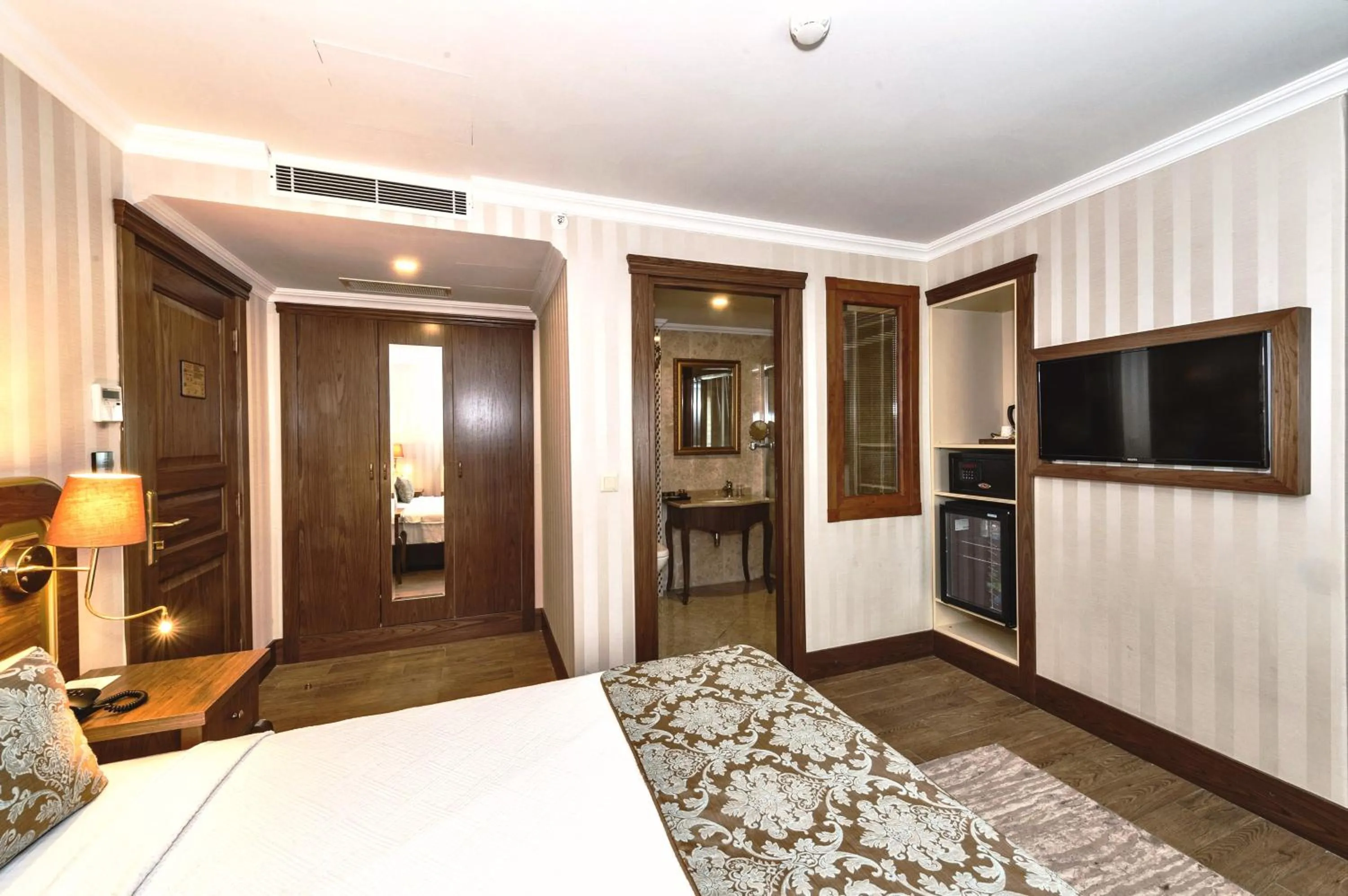 Photo of the whole room, Bed in The Central Hotel