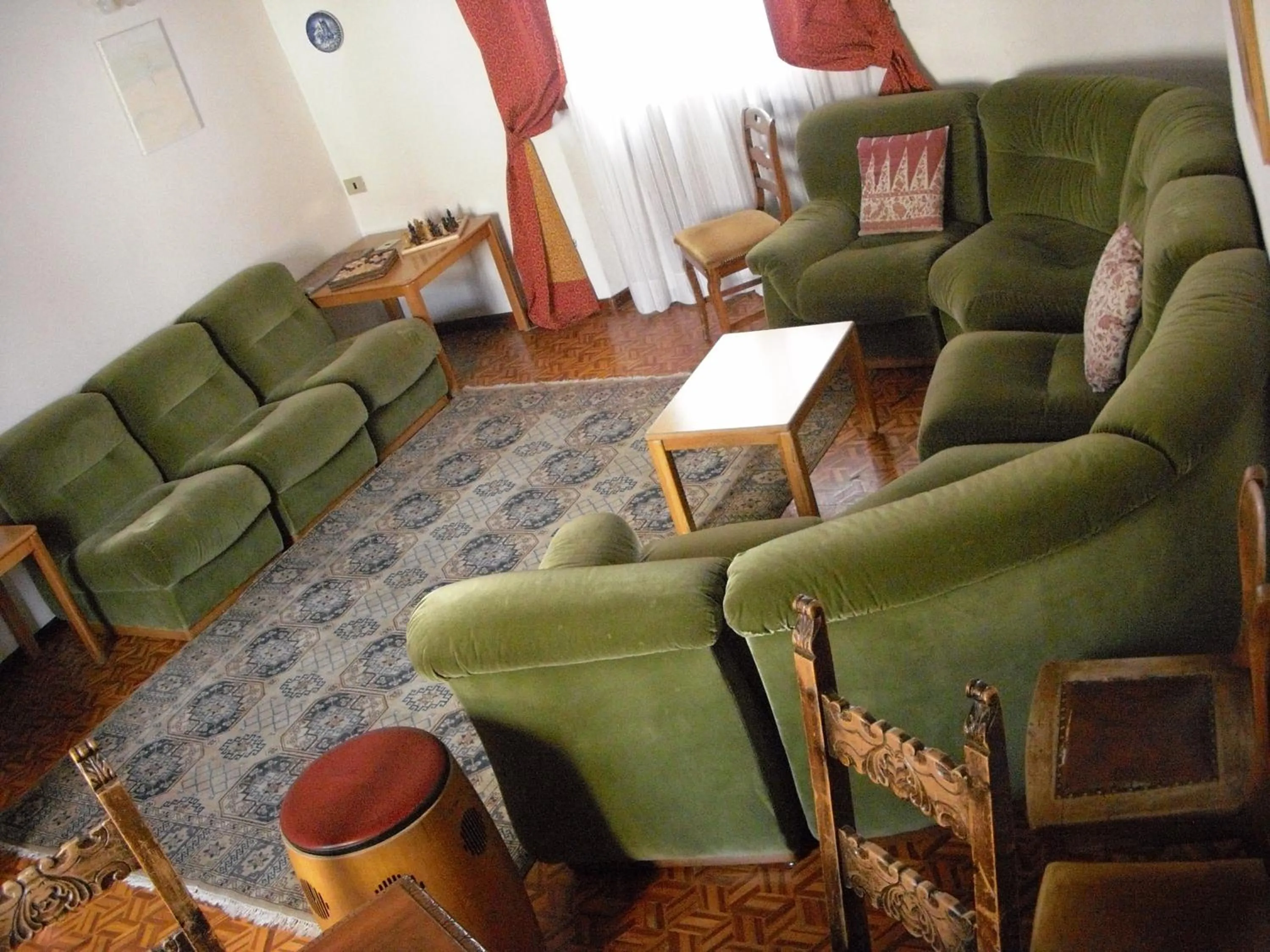 Communal lounge/ TV room in Hotel Gufo
