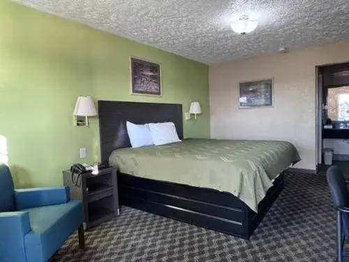 Standard King Room in Deerfield inn & Suits Standard King Room in Deerfield inn & Suits