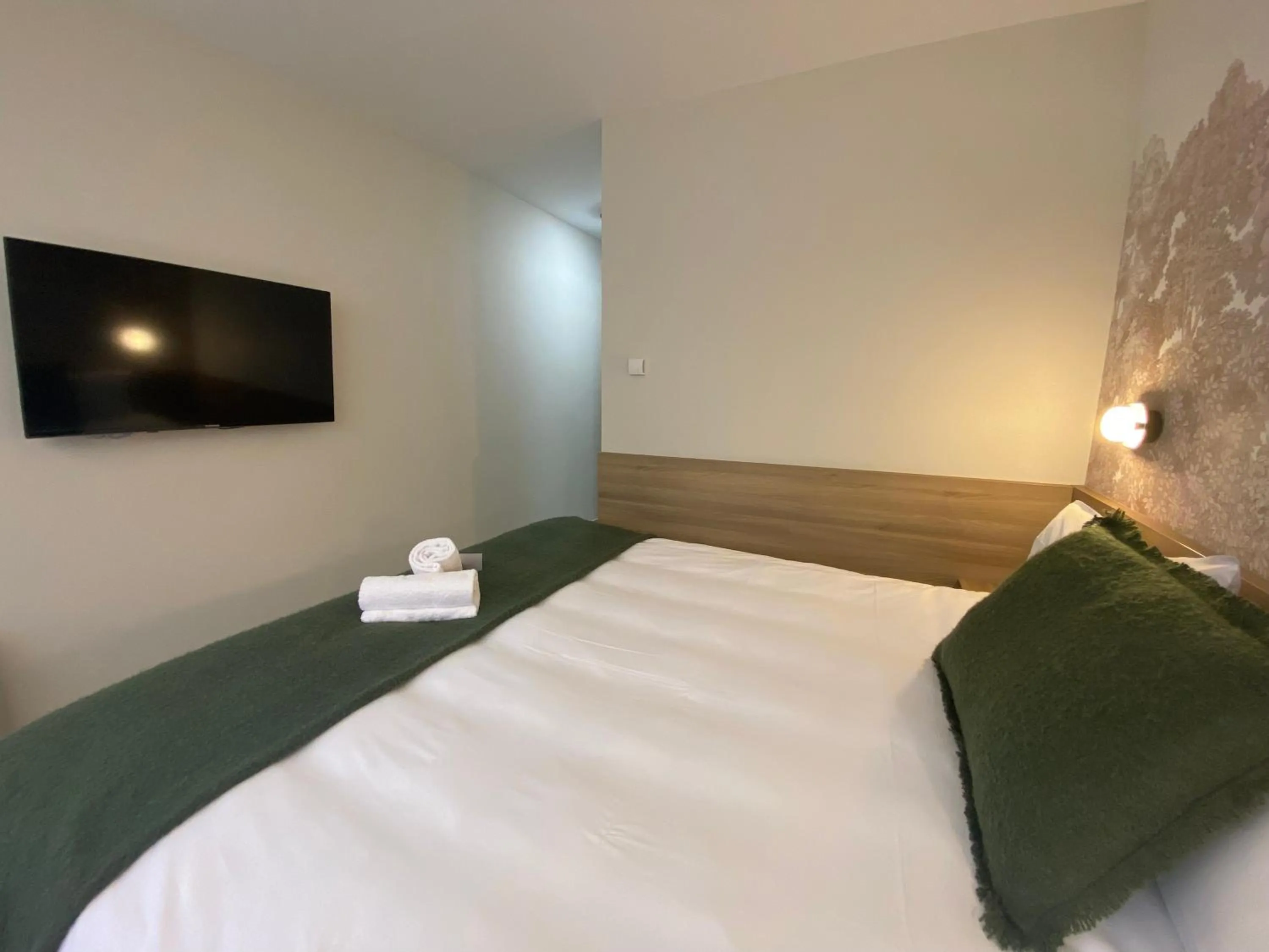 TV and multimedia, Bed in The Originals City, Logis d'Elbée, Cholet Nord