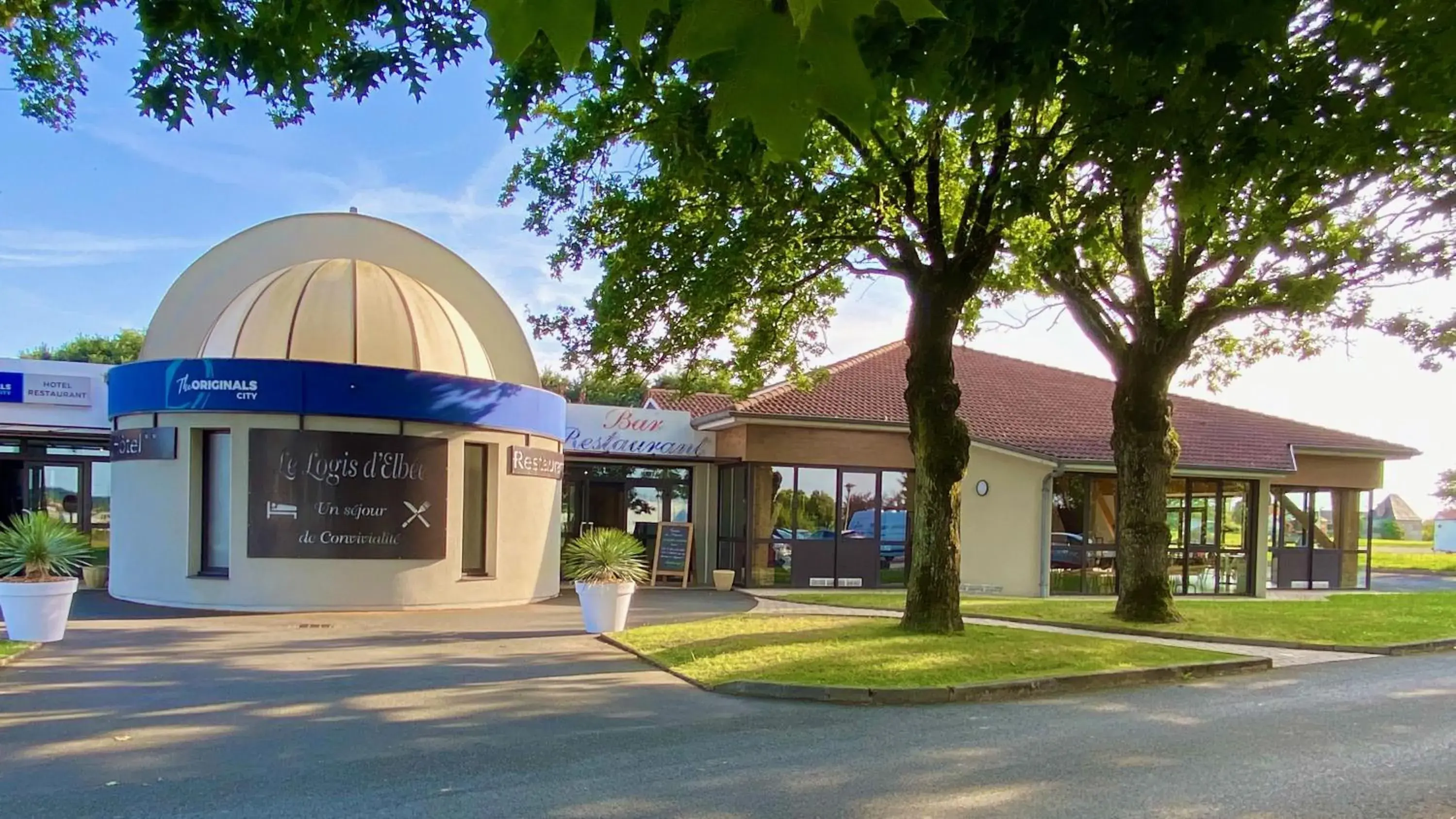 Property building in The Originals City, Logis d'Elbée, Cholet Nord Property building in The Originals City, Logis d'Elbée, Cholet Nord