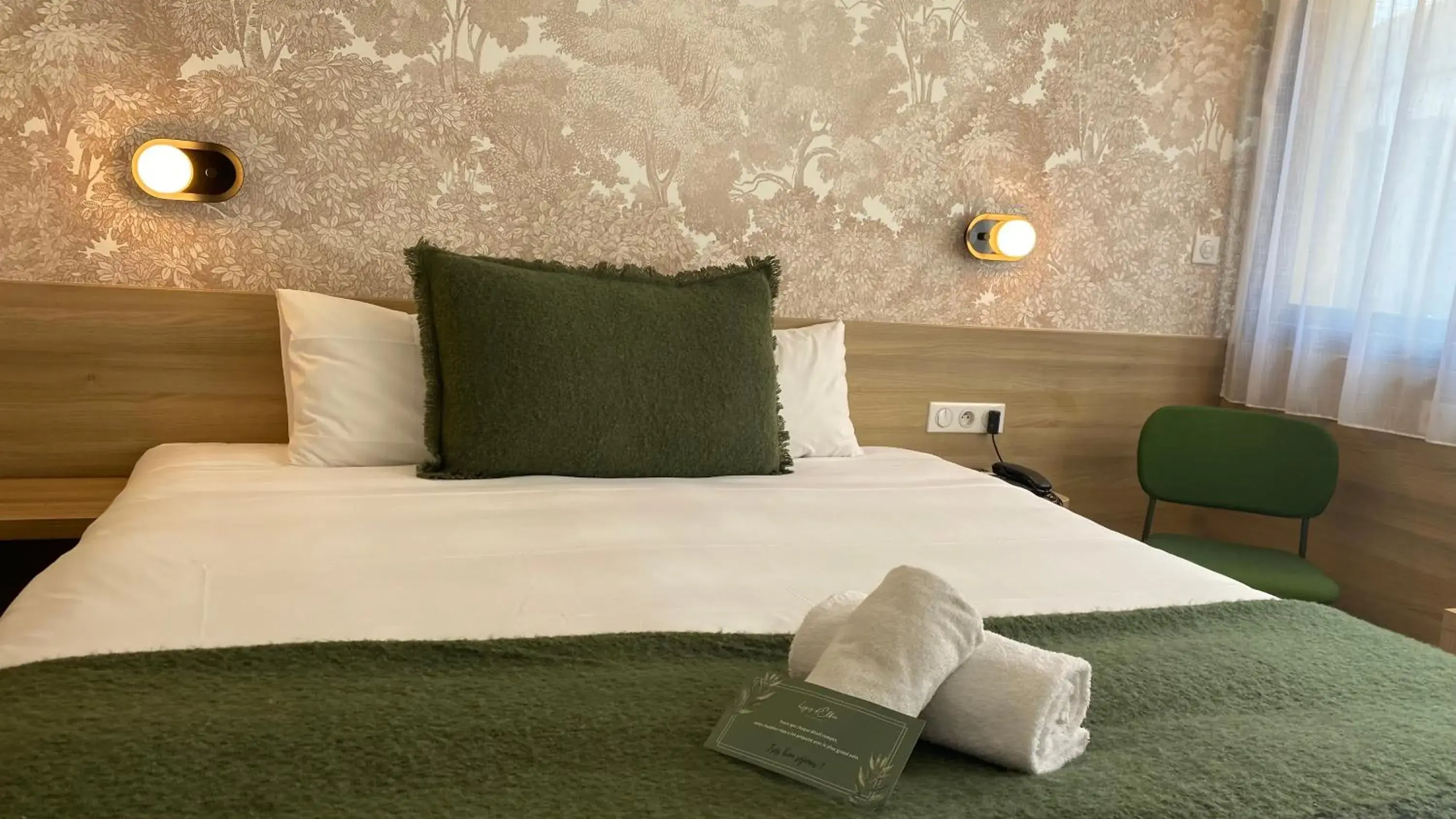 Bed in The Originals City, Logis d'Elbée, Cholet Nord Bed in The Originals City, Logis d'Elbée, Cholet Nord
